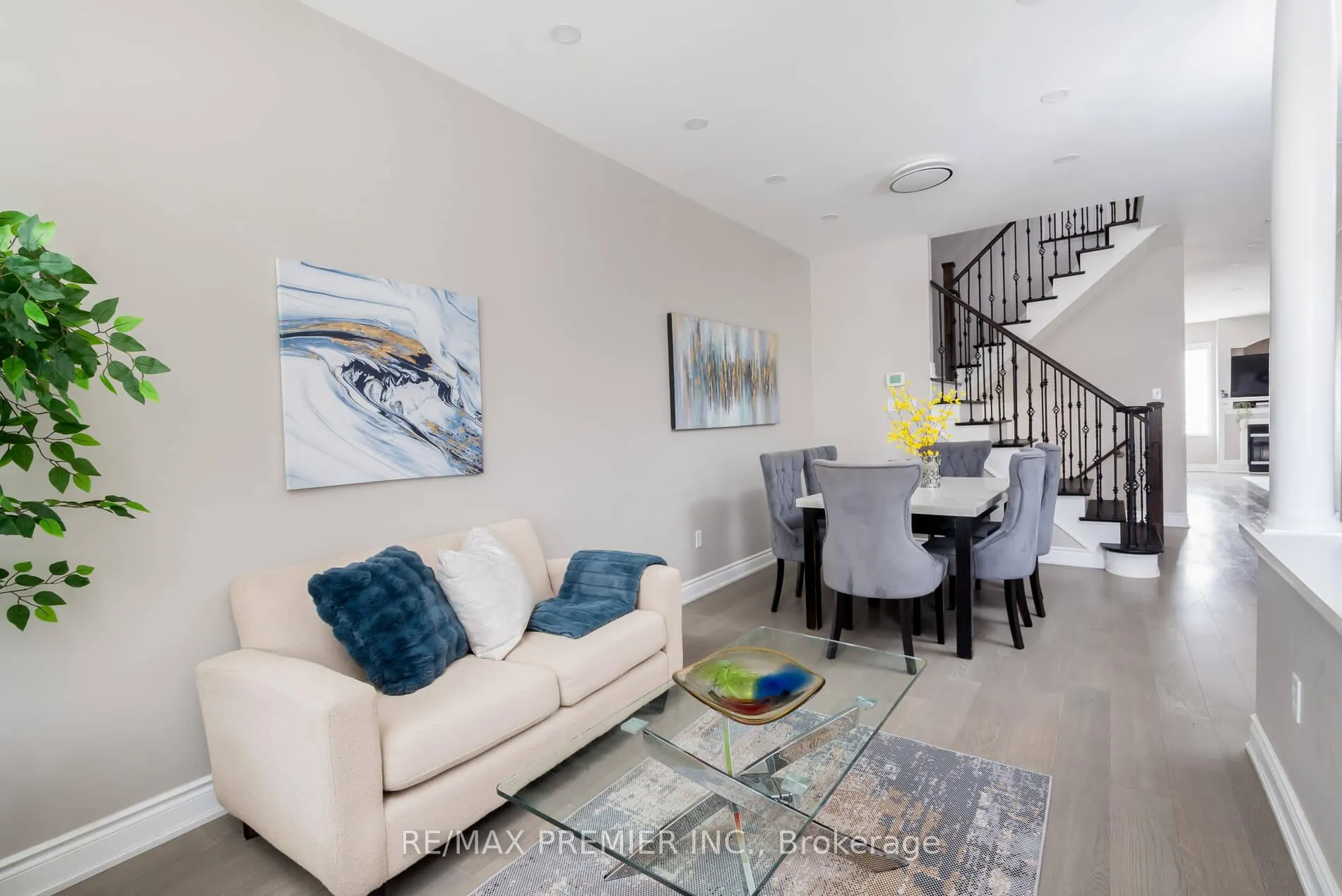 Photo 10 of 140 Dolce Crescent, Vaughan, Vellore Village — HOMEH