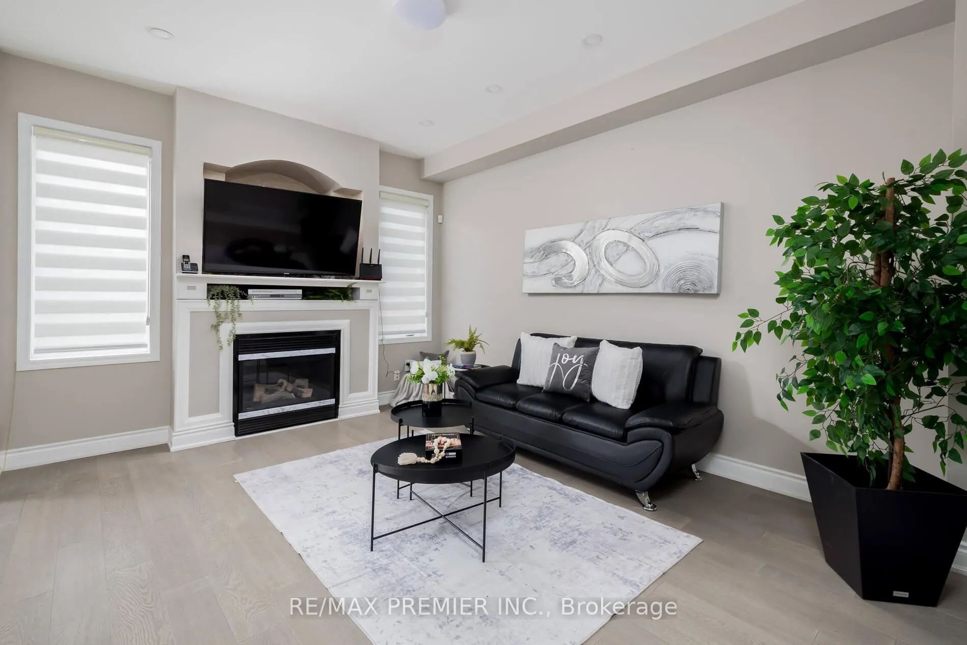 Photo 14 of 140 Dolce Crescent, Vaughan, Vellore Village — HOMEH