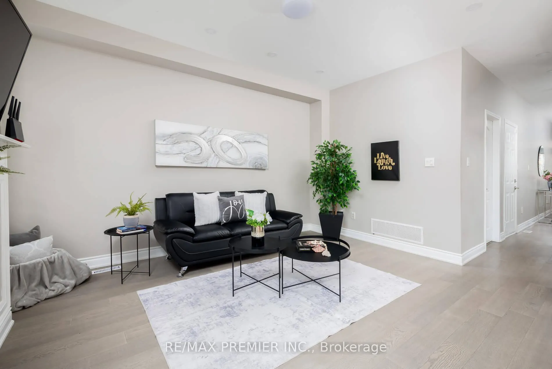 Photo 15 of 140 Dolce Crescent, Vaughan, Vellore Village — HOMEH