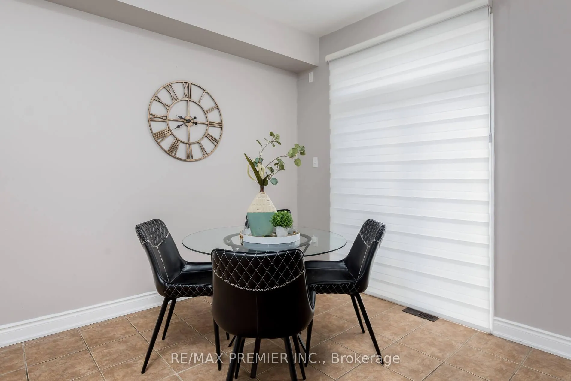 Photo 18 of 140 Dolce Crescent, Vaughan, Vellore Village — HOMEH