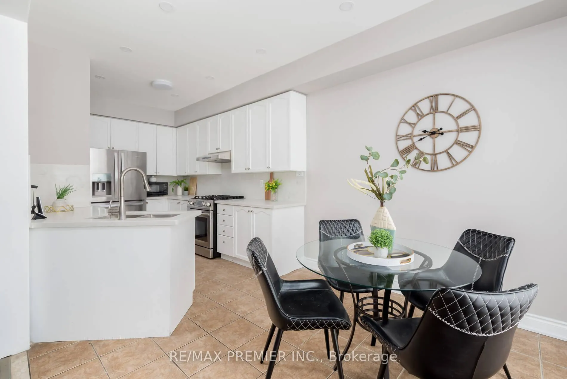 Photo 19 of 140 Dolce Crescent, Vaughan, Vellore Village — HOMEH