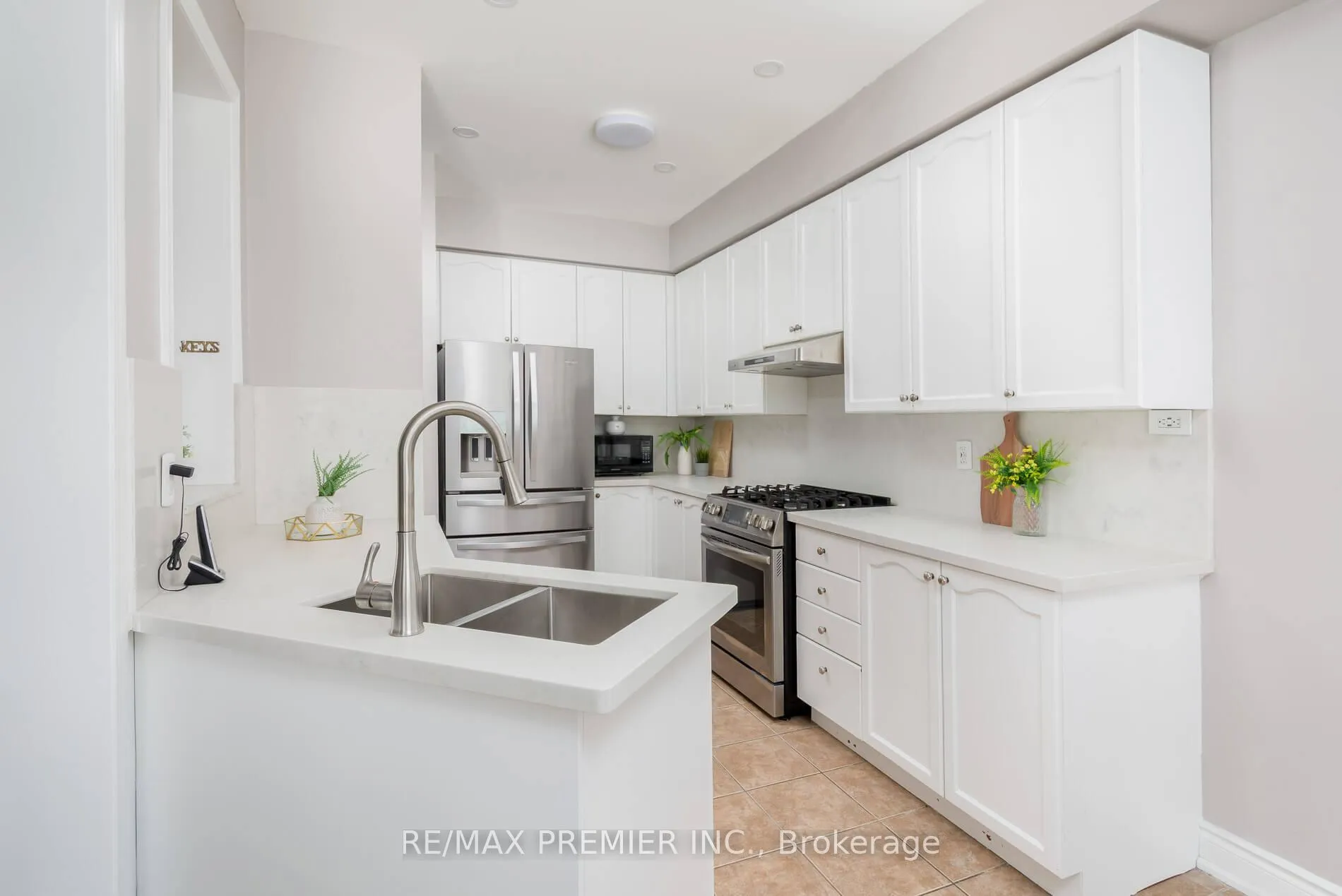 Photo 20 of 140 Dolce Crescent, Vaughan, Vellore Village — HOMEH
