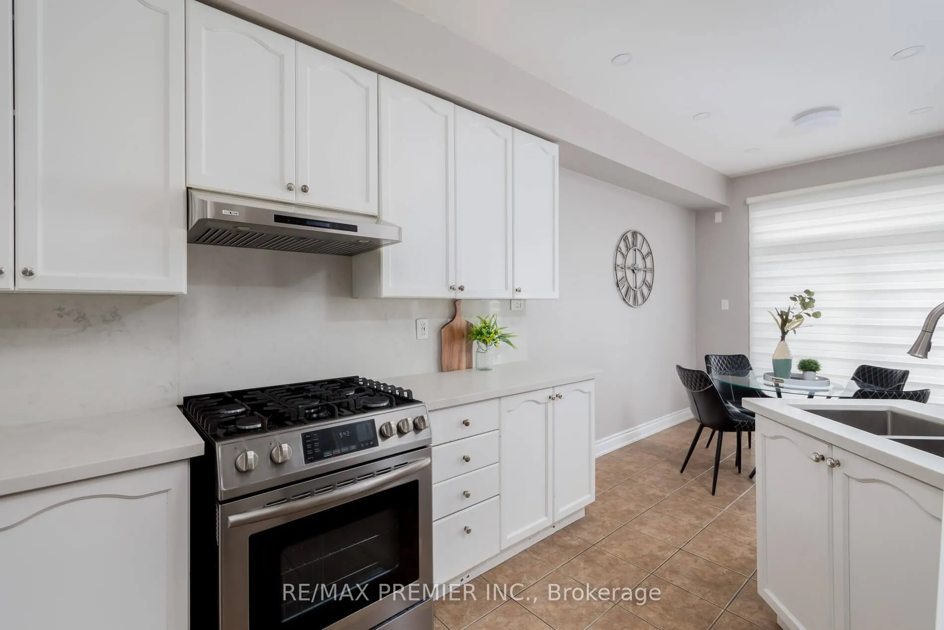 Photo 22 of 140 Dolce Crescent, Vaughan, Vellore Village — HOMEH