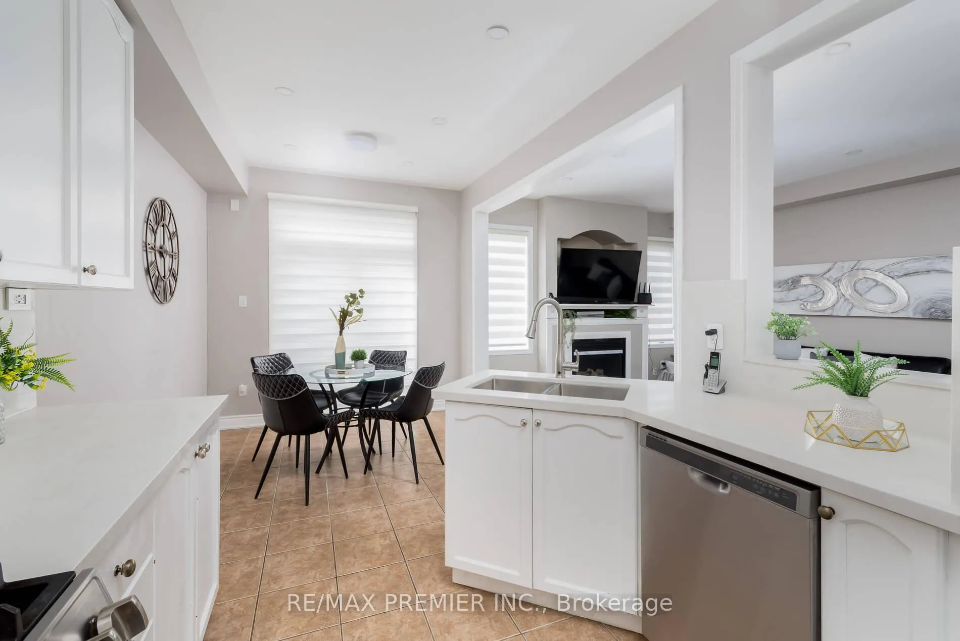 Photo 23 of 140 Dolce Crescent, Vaughan, Vellore Village — HOMEH