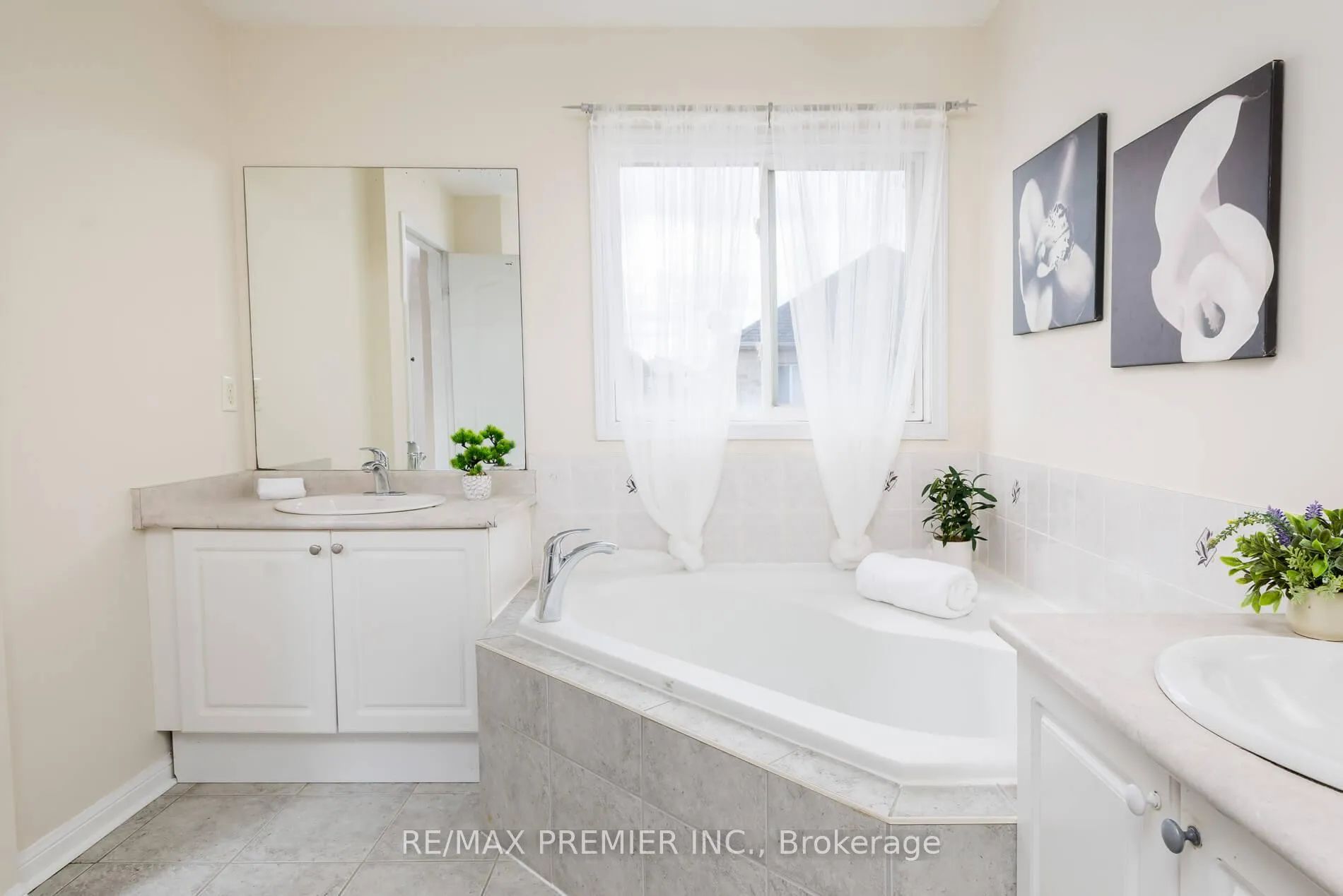 Photo 30 of 140 Dolce Crescent, Vaughan, Vellore Village — HOMEH