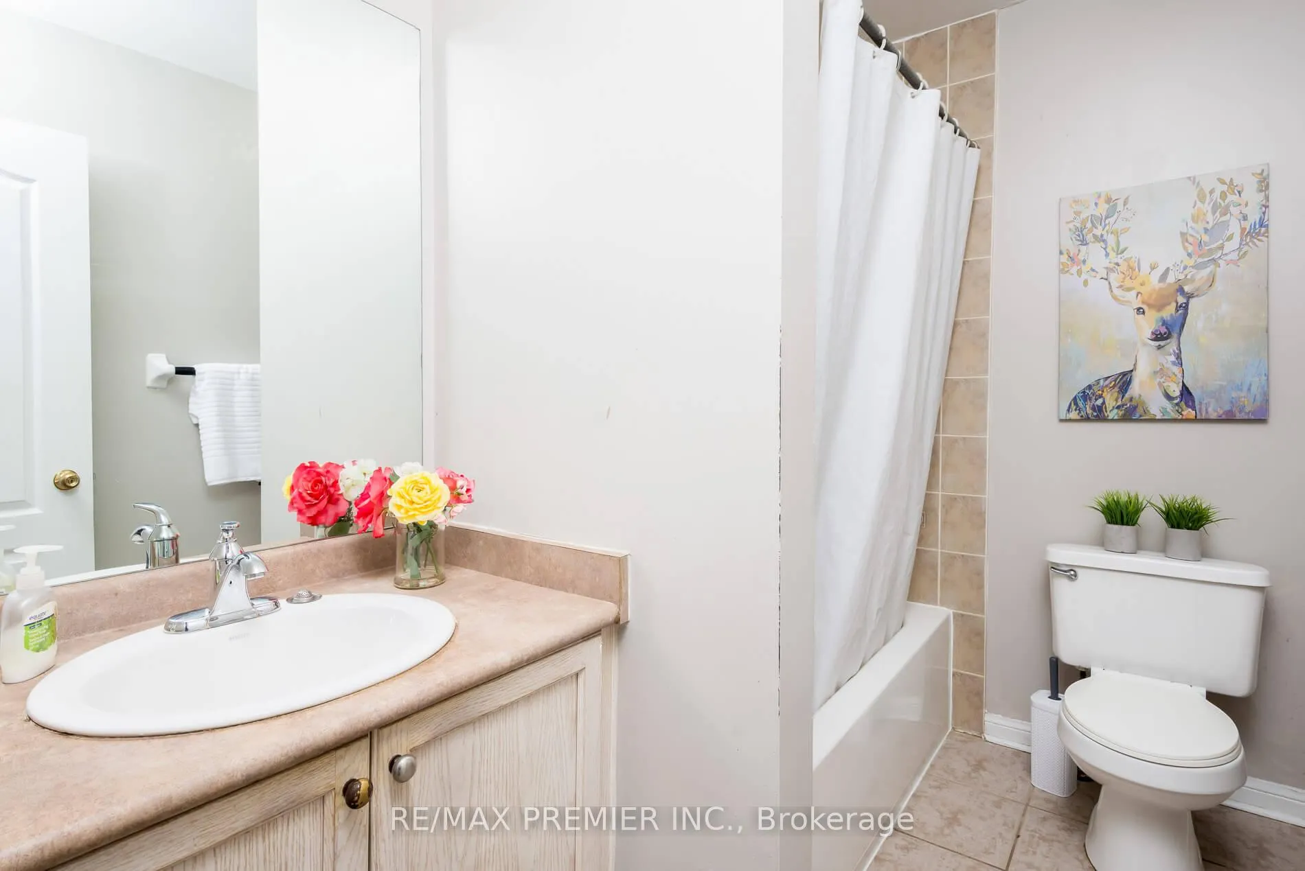Photo 35 of 140 Dolce Crescent, Vaughan, Vellore Village — HOMEH