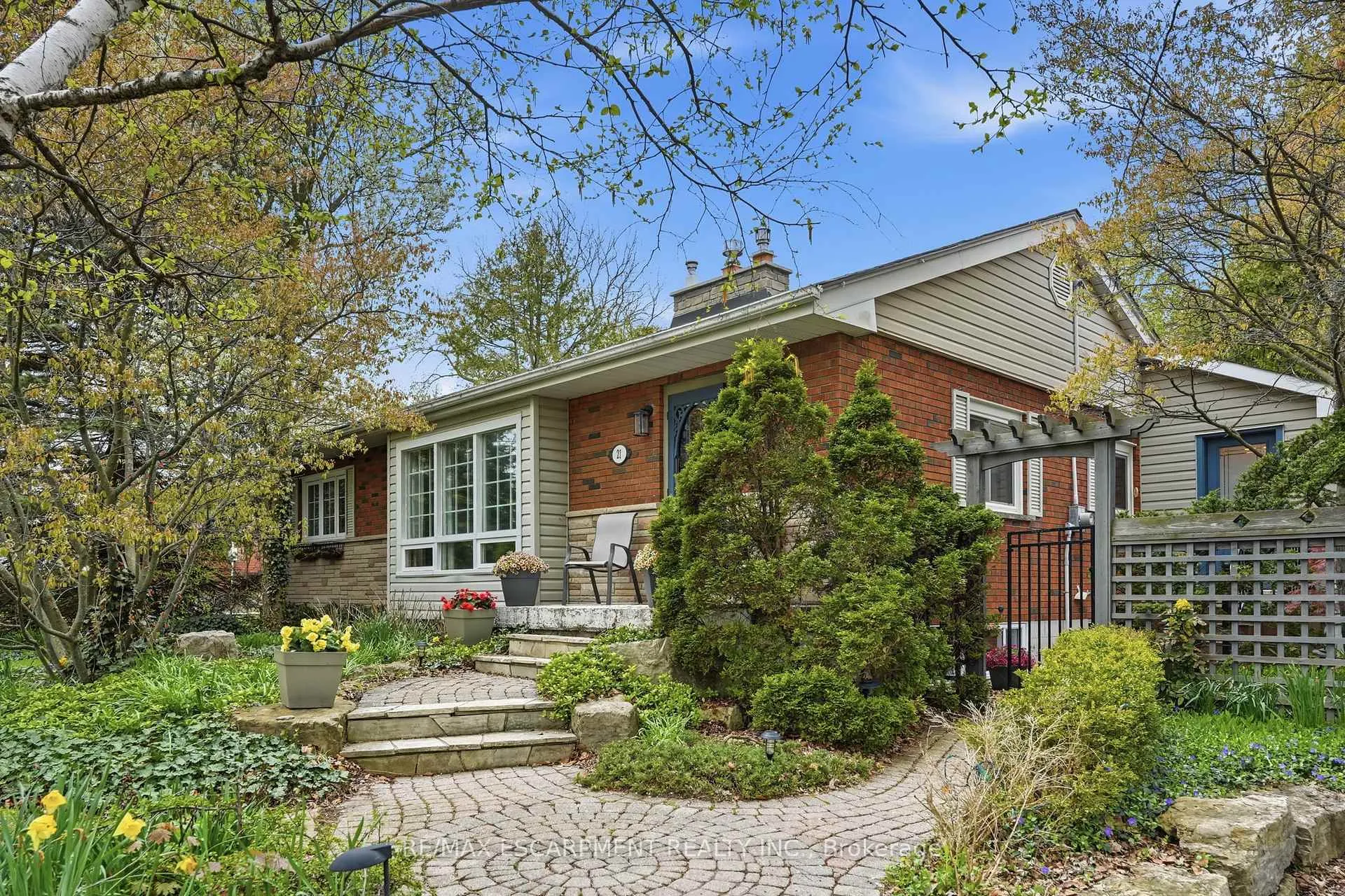 Photo 2 of 21 Brian Boulevard, Hamilton, Waterdown — HOMEH