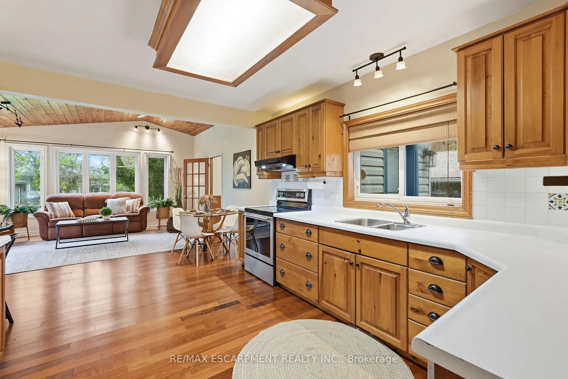 Photo 11 of 21 Brian Boulevard, Hamilton, Waterdown — HOMEH