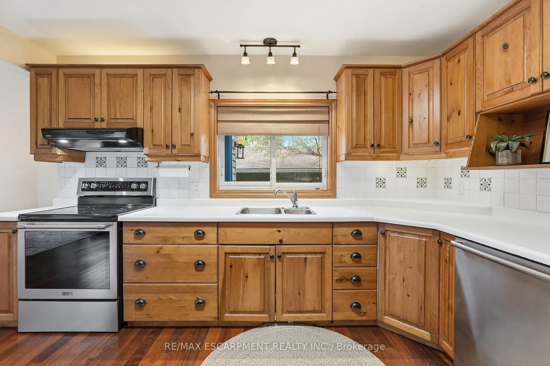 Photo 12 of 21 Brian Boulevard, Hamilton, Waterdown — HOMEH