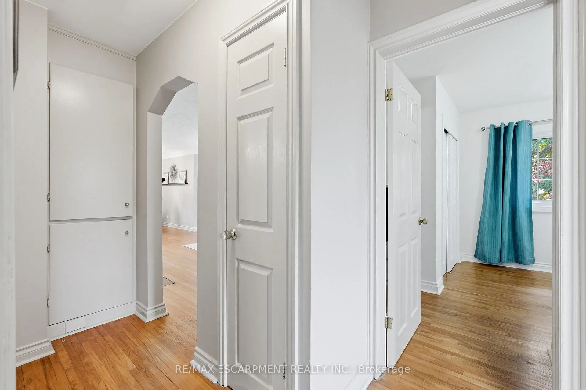 Photo 22 of 21 Brian Boulevard, Hamilton, Waterdown — HOMEH