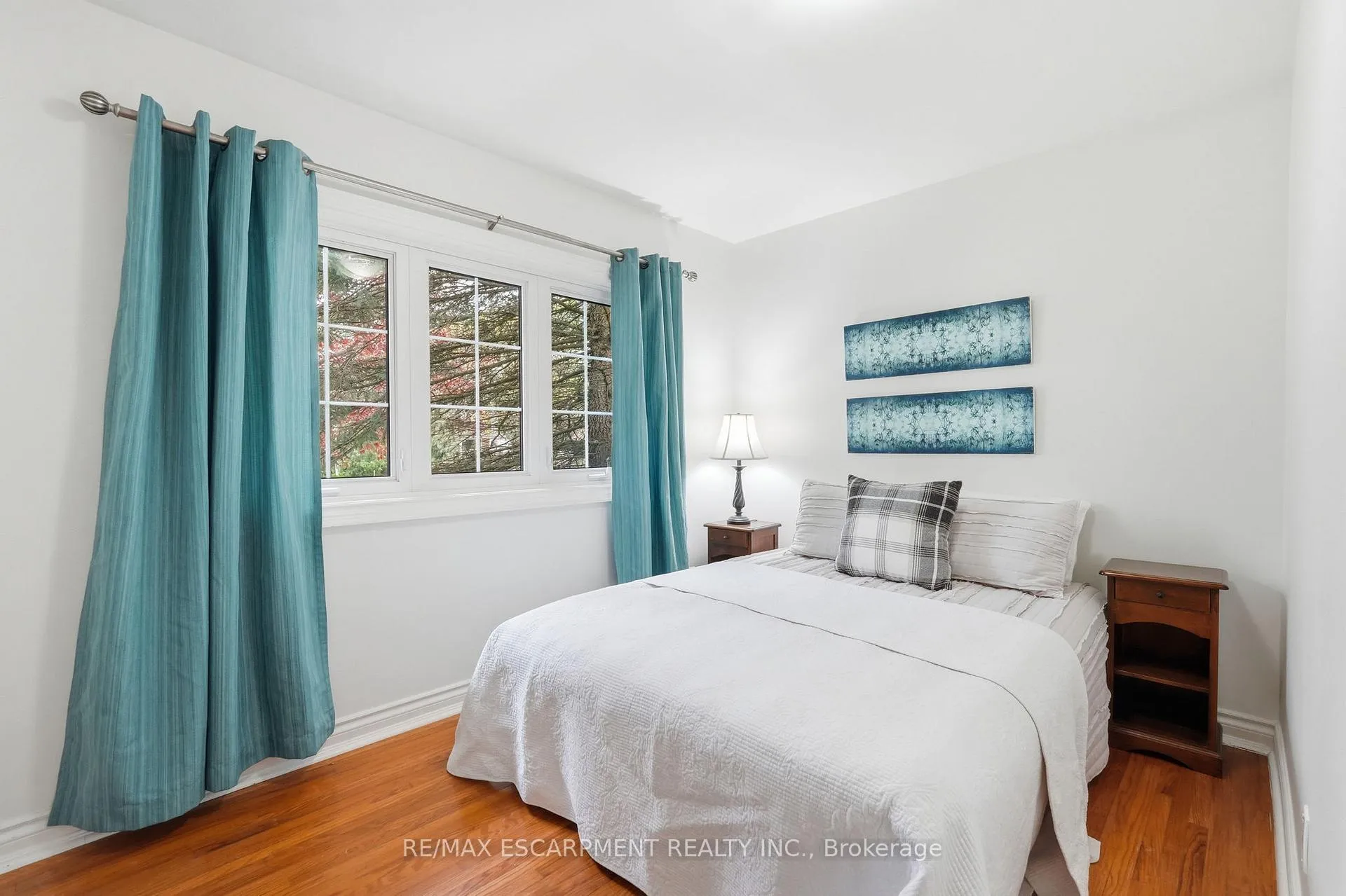 Photo 23 of 21 Brian Boulevard, Hamilton, Waterdown — HOMEH
