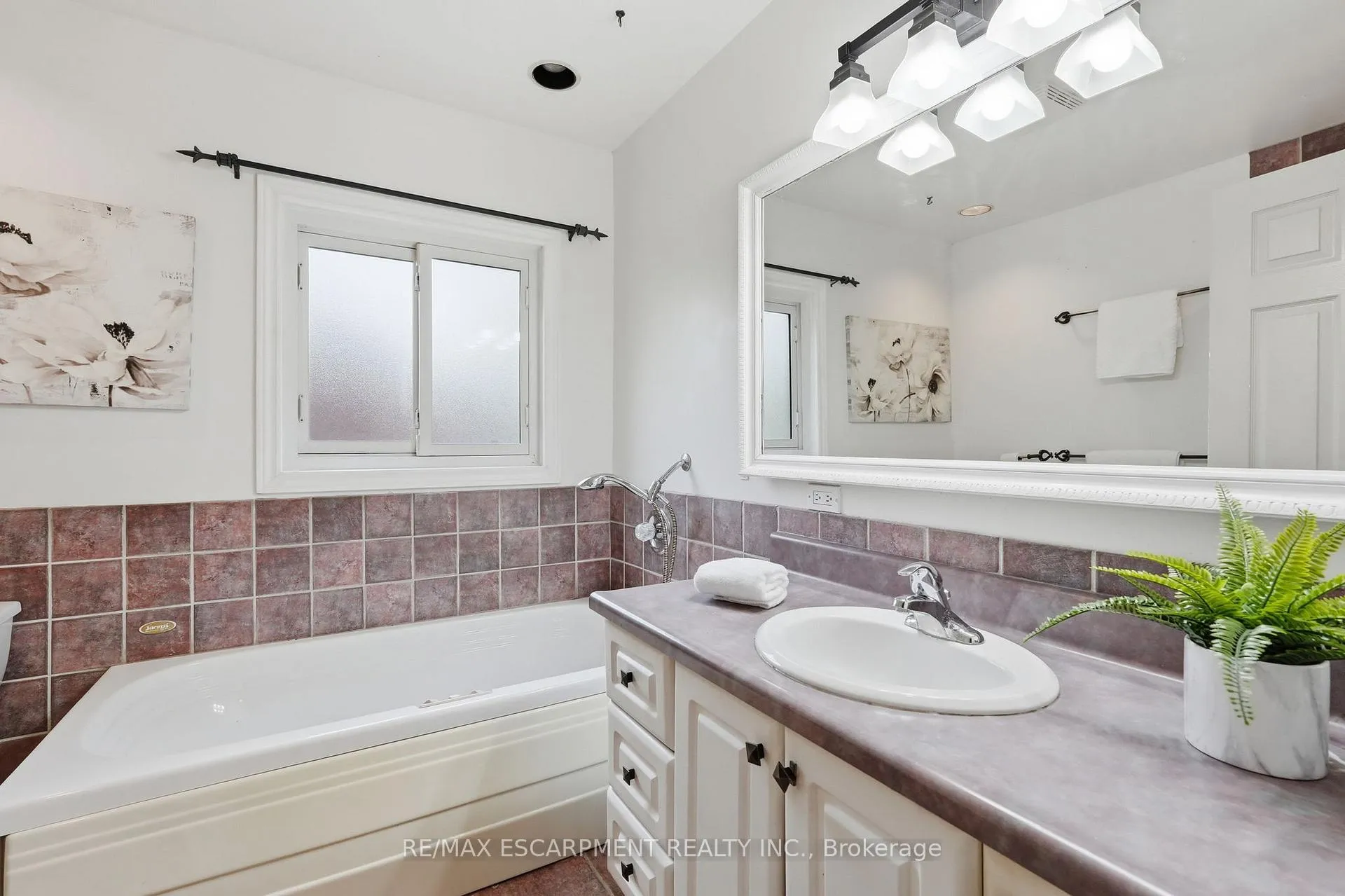 Photo 25 of 21 Brian Boulevard, Hamilton, Waterdown — HOMEH