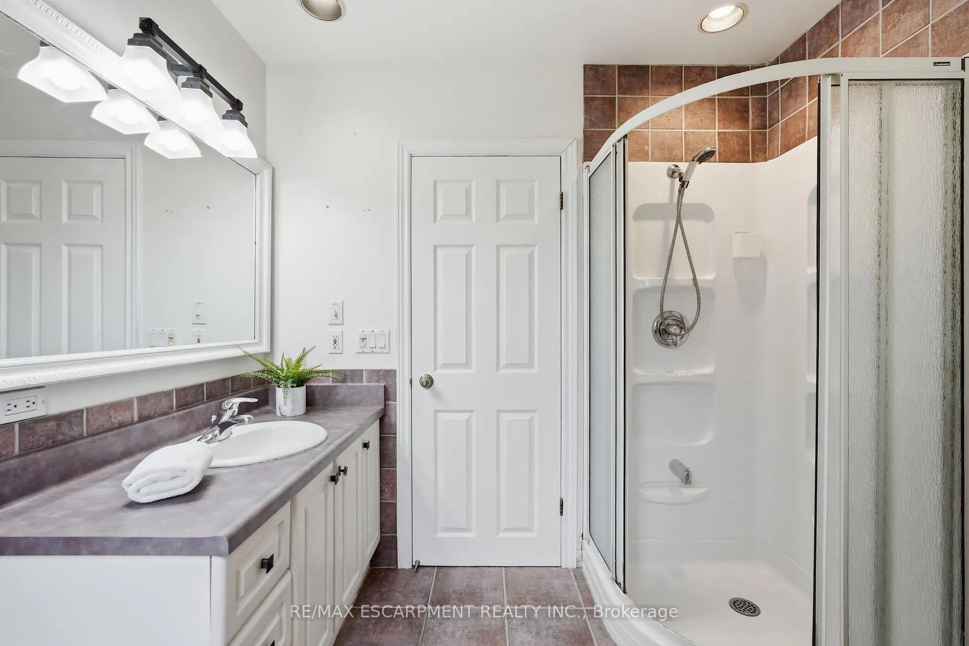 Photo 26 of 21 Brian Boulevard, Hamilton, Waterdown — HOMEH