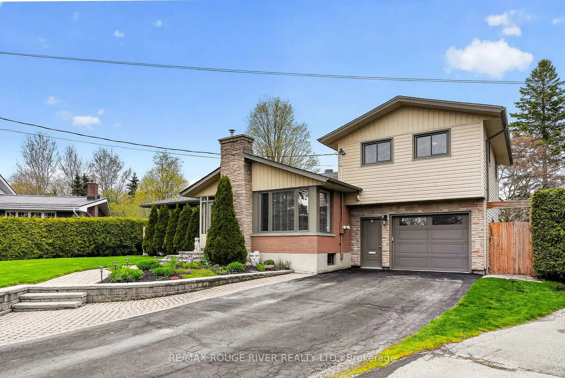 Photo 2 of 6 St. Lawrence Place, Cobourg — HOMEH