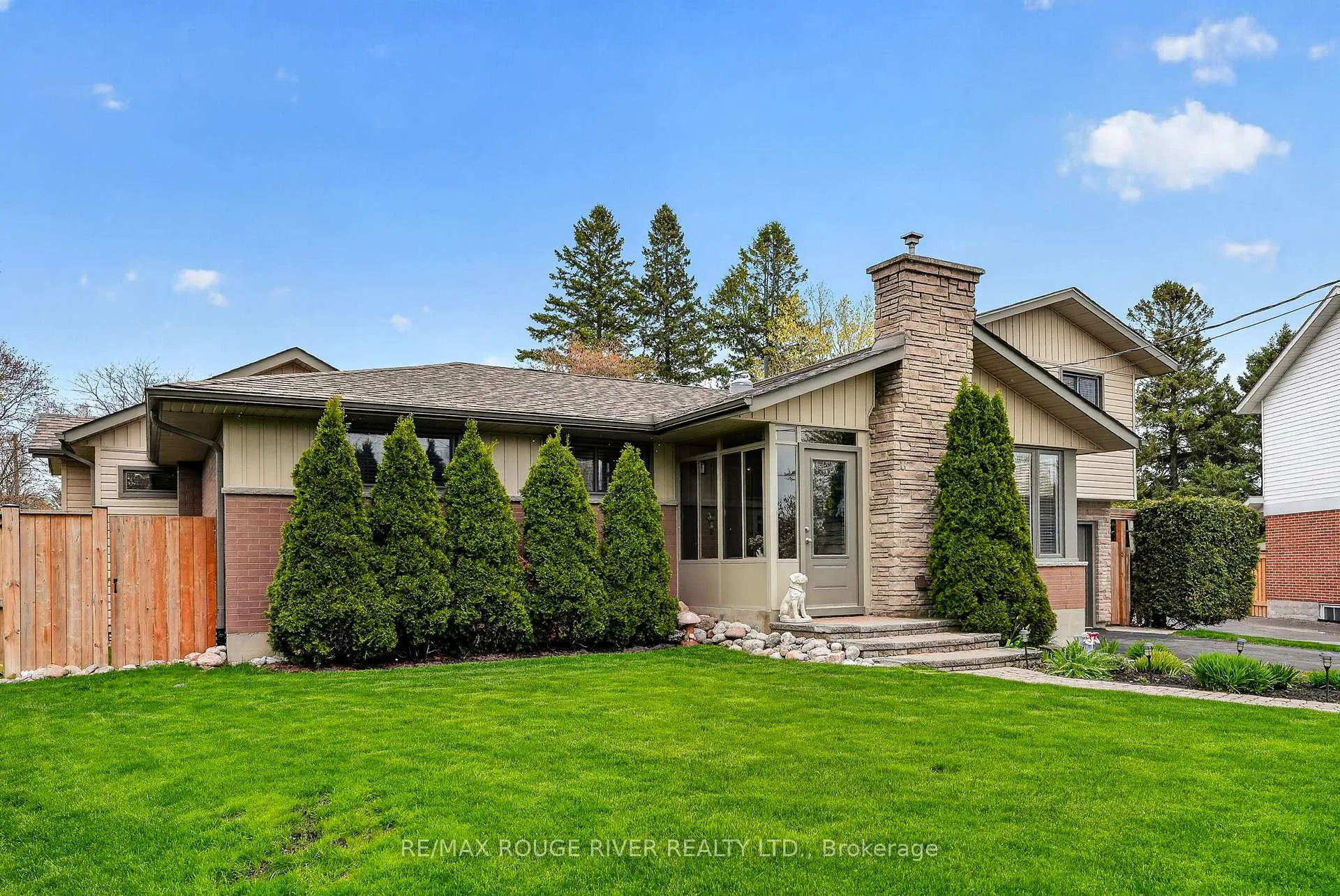 Photo 3 of 6 St. Lawrence Place, Cobourg — HOMEH