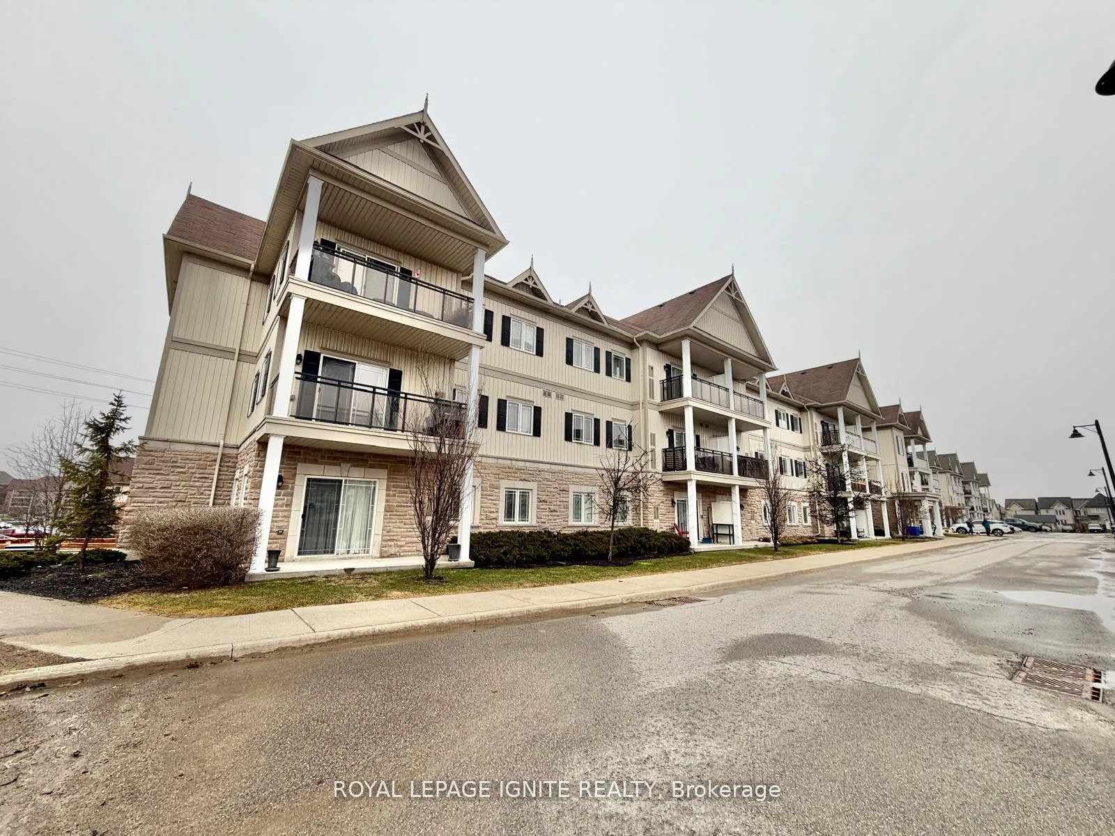 Photo 1 of Unit 302, 5 Sidney Lane, Clarington, Bowmanville — HOMEH