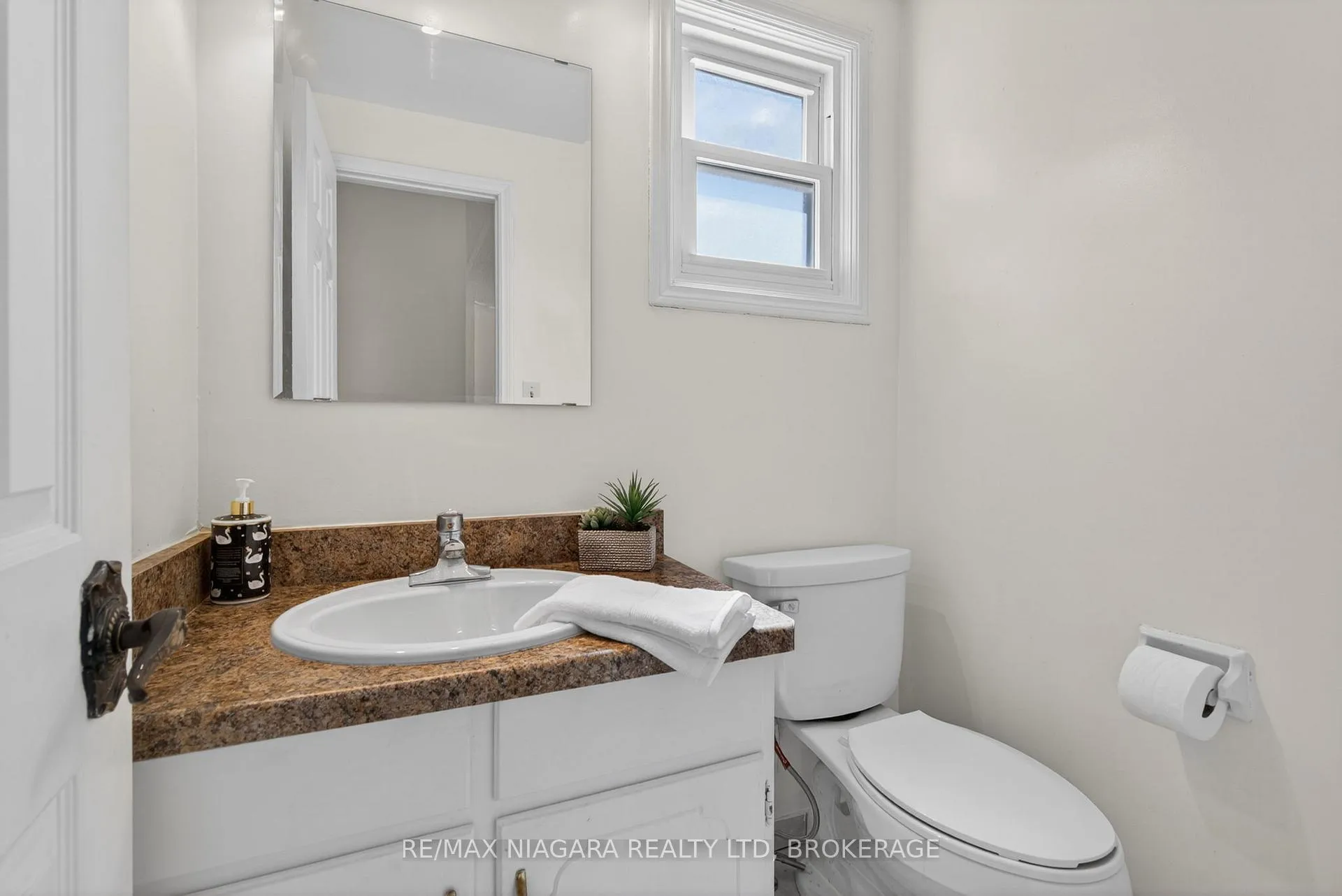 Photo 9 of 23 Windward Street, St. Catharines, Carlton/Bunting — HOMEH