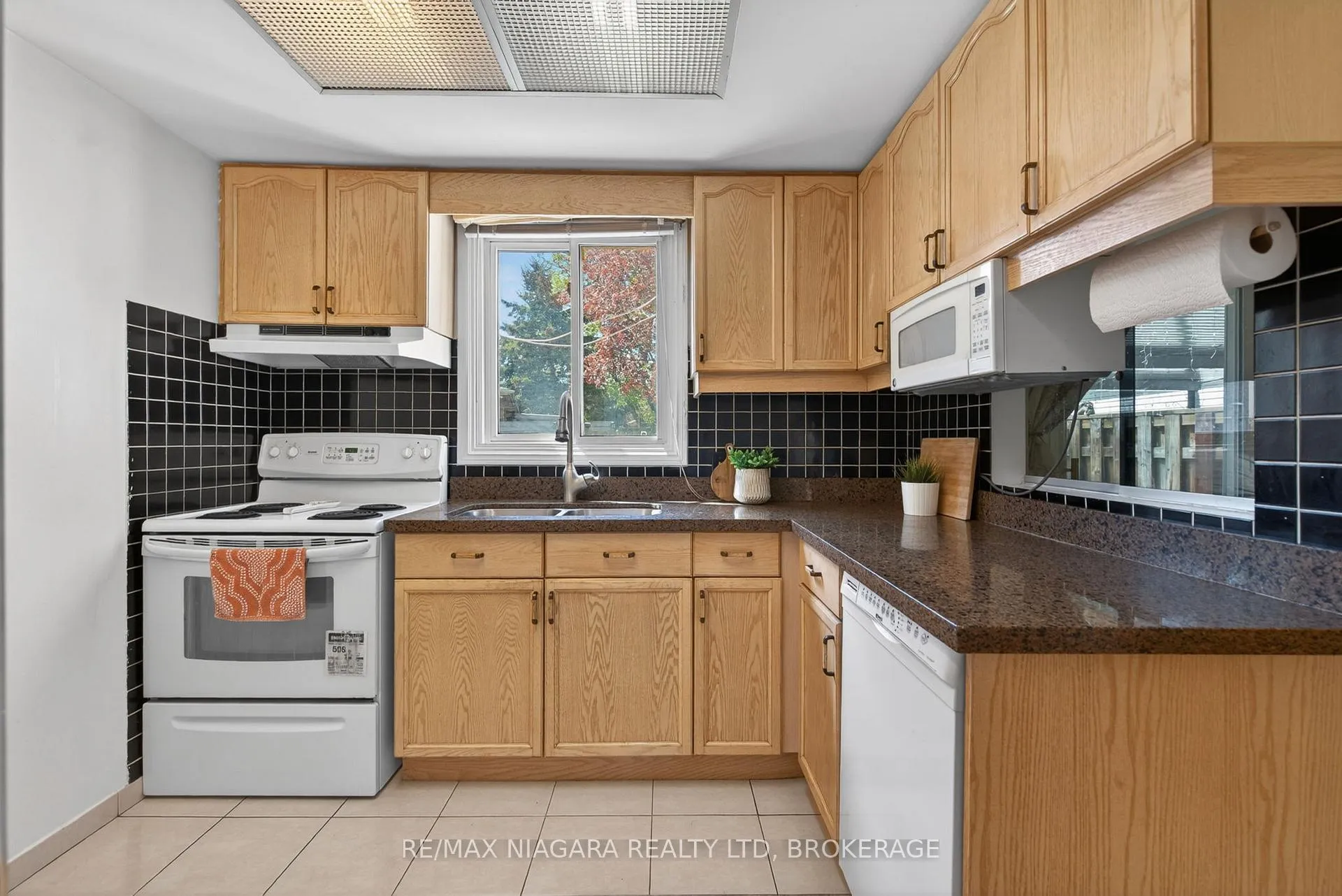 Photo 10 of 23 Windward Street, St. Catharines, Carlton/Bunting — HOMEH
