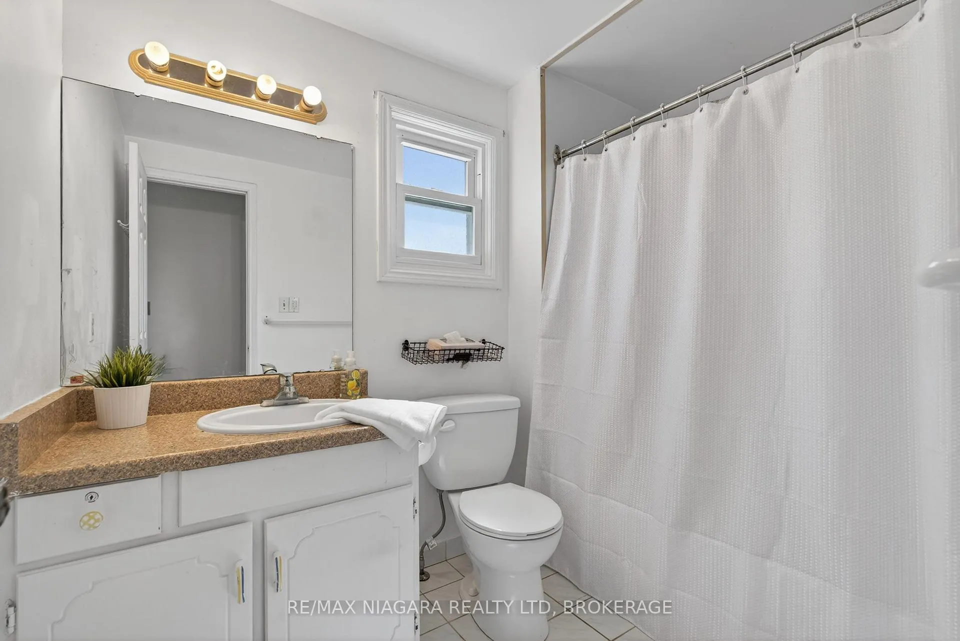 Photo 17 of 23 Windward Street, St. Catharines, Carlton/Bunting — HOMEH