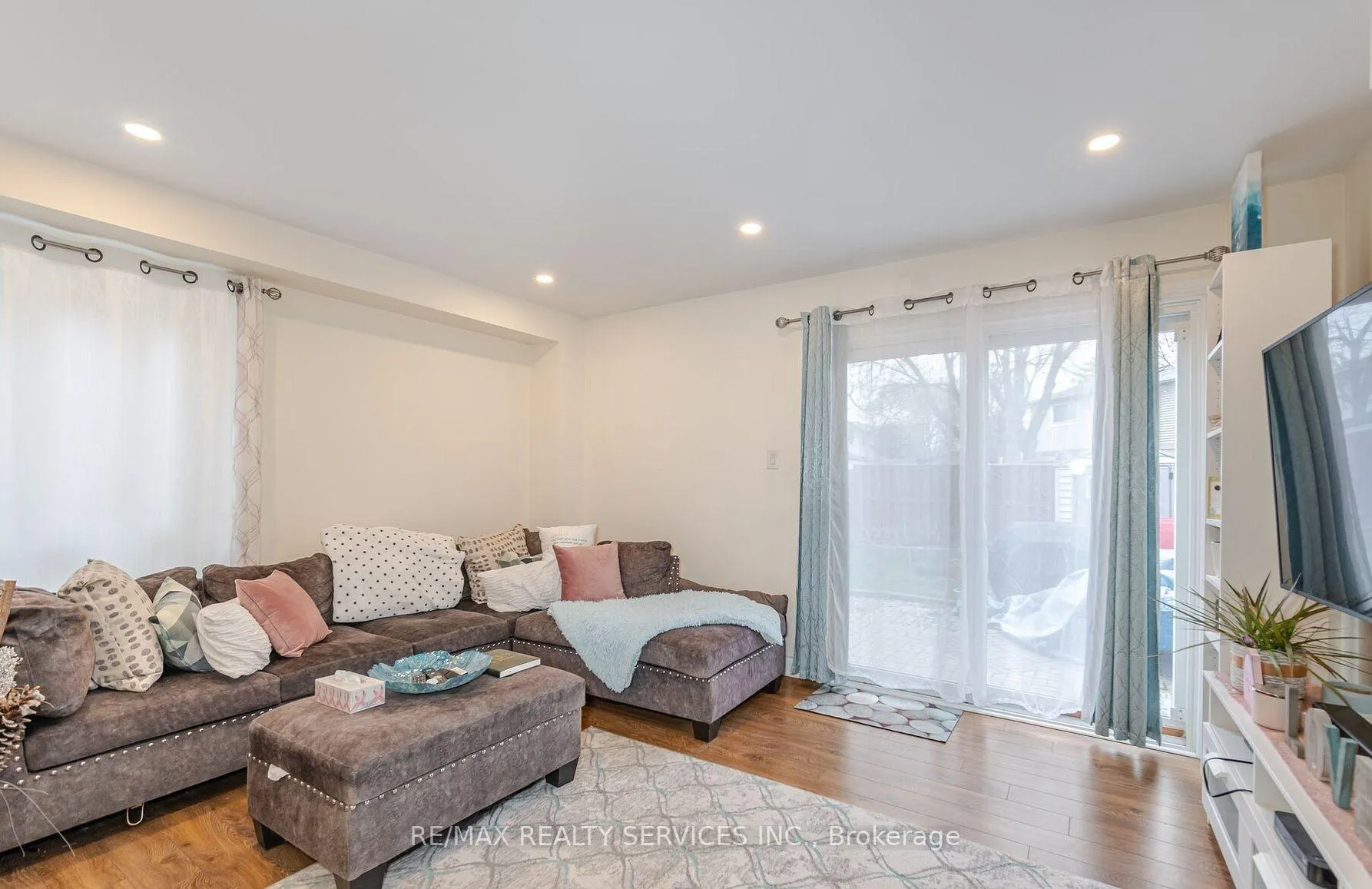 Photo 2 of 9 Hawkins Court, Brampton, Central Park — HOMEH