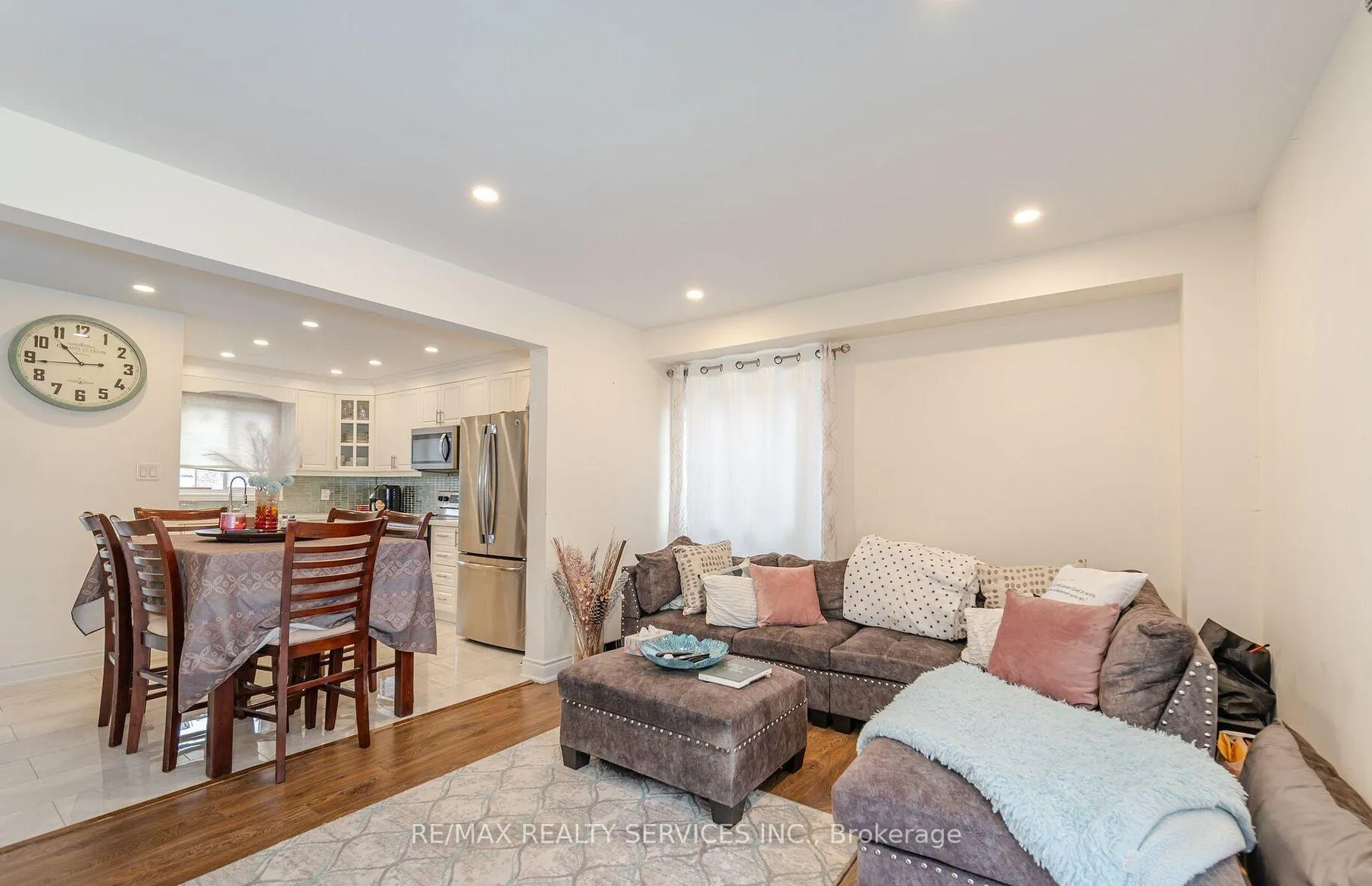 Photo 3 of 9 Hawkins Court, Brampton, Central Park — HOMEH