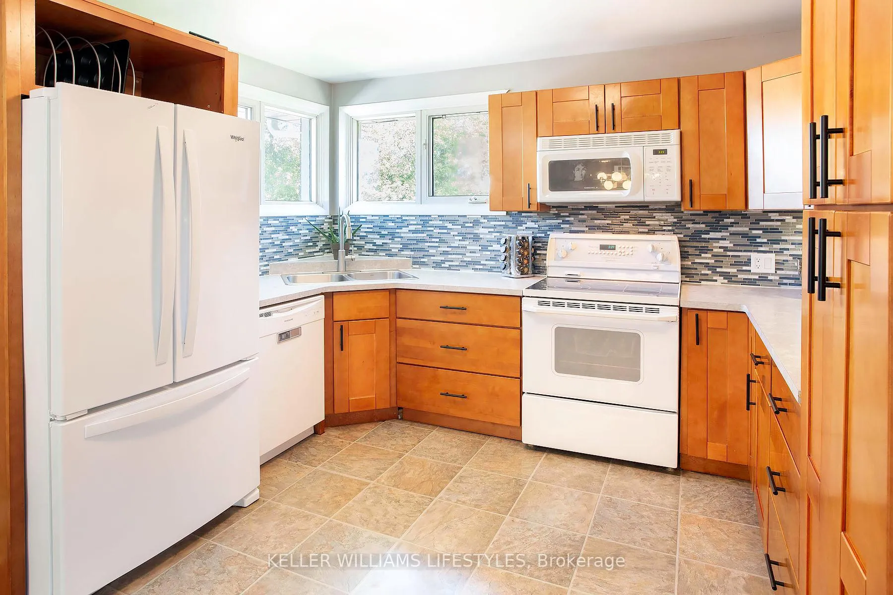 Photo 10 of 1043 Eagle Drive, London, South J — HOMEH