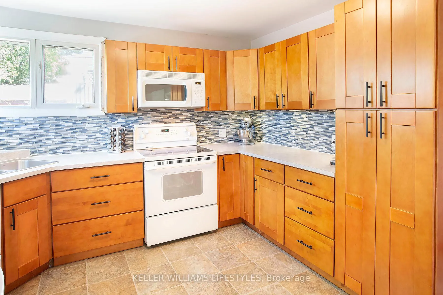 Photo 11 of 1043 Eagle Drive, London, South J — HOMEH