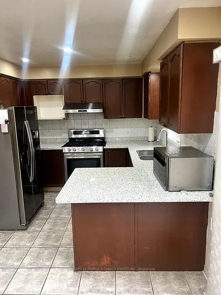Photo 5 of Unit Upper, 29 Hollowgrove Boulevard, Brampton, Vales of Castlemore — HOMEH