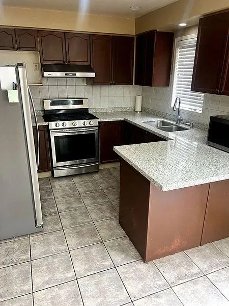 Photo 6 of Unit Upper, 29 Hollowgrove Boulevard, Brampton, Vales of Castlemore — HOMEH