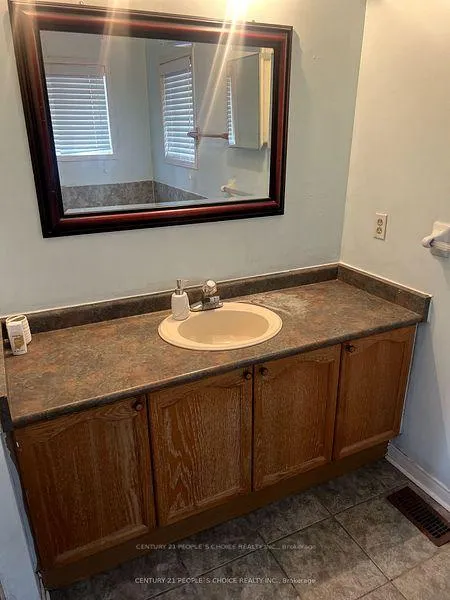 Photo 10 of Unit Upper, 29 Hollowgrove Boulevard, Brampton, Vales of Castlemore — HOMEH