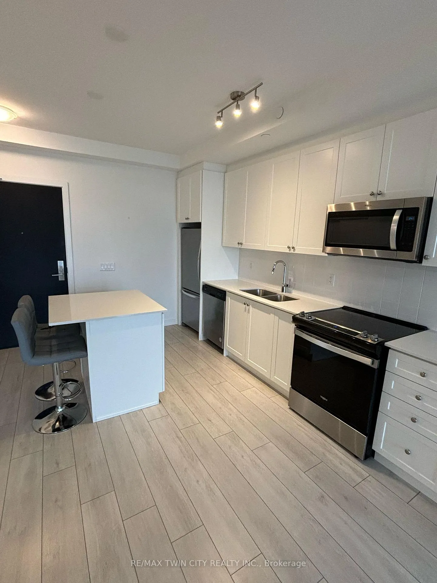 Photo 4 of Unit 606, 55 Duke Street W, Kitchener — HOMEH