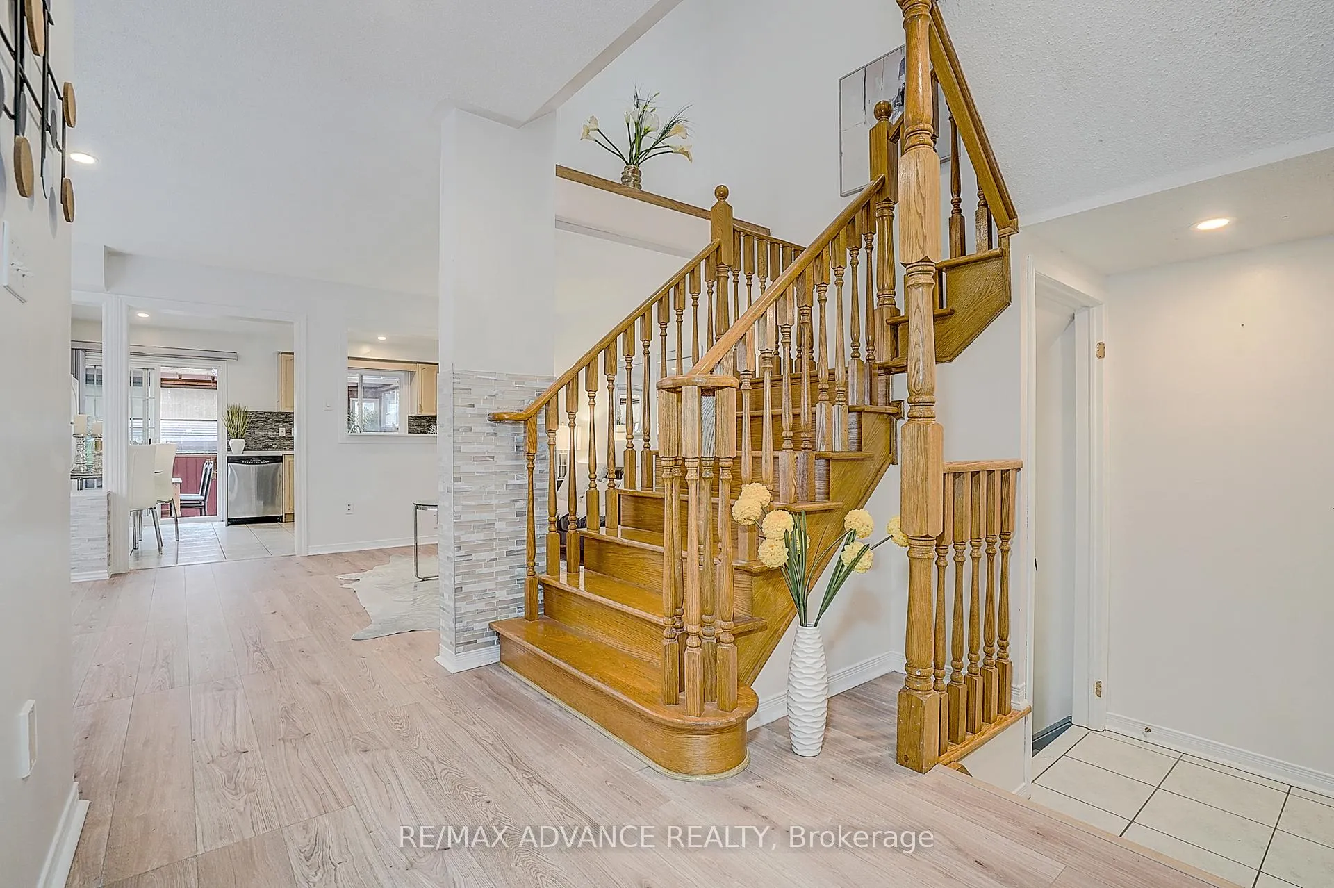 Photo 5 of 140 Vanguard Road, Vaughan, Patterson — HOMEH