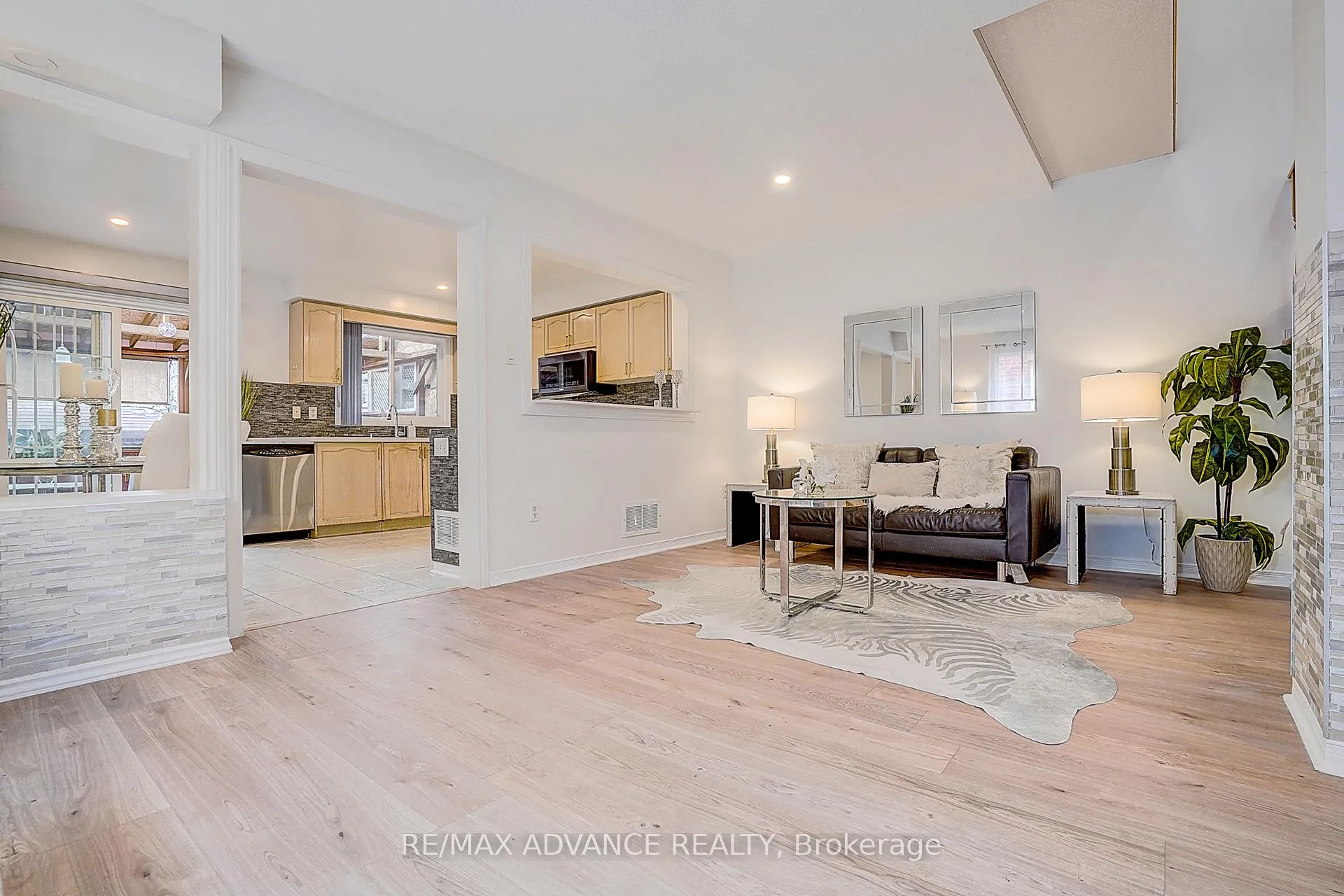 Photo 7 of 140 Vanguard Road, Vaughan, Patterson — HOMEH