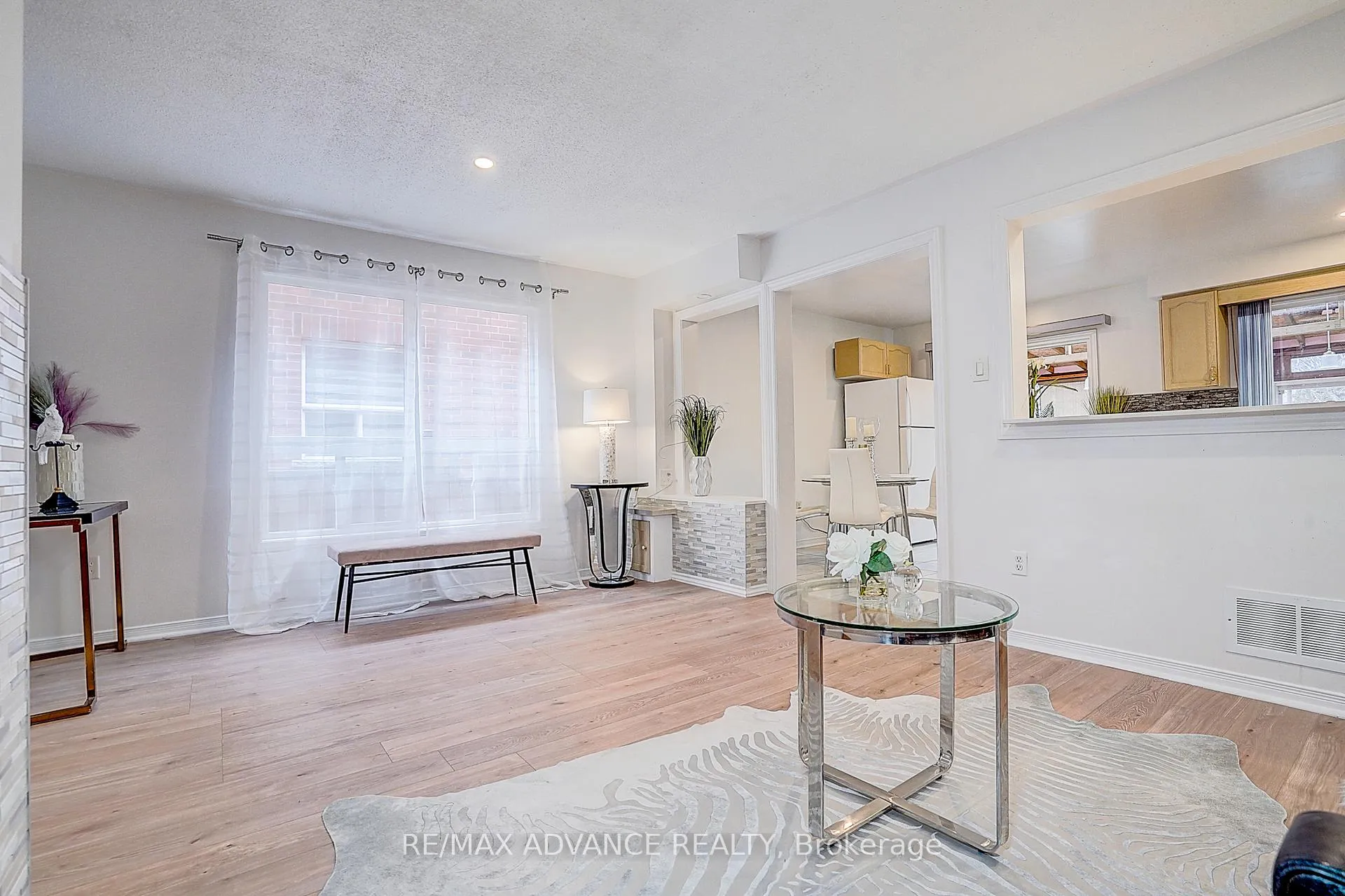 Photo 12 of 140 Vanguard Road, Vaughan, Patterson — HOMEH