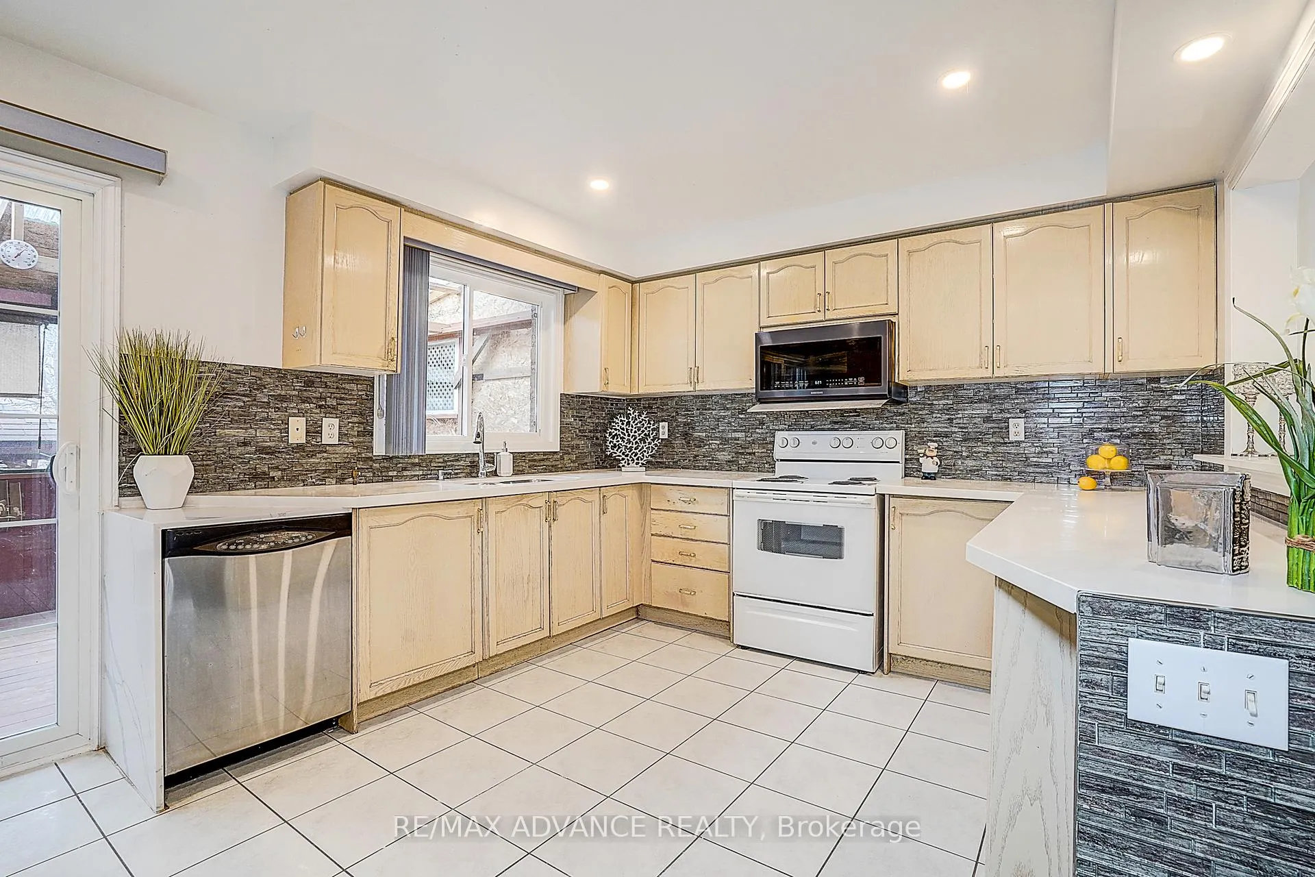 Photo 16 of 140 Vanguard Road, Vaughan, Patterson — HOMEH