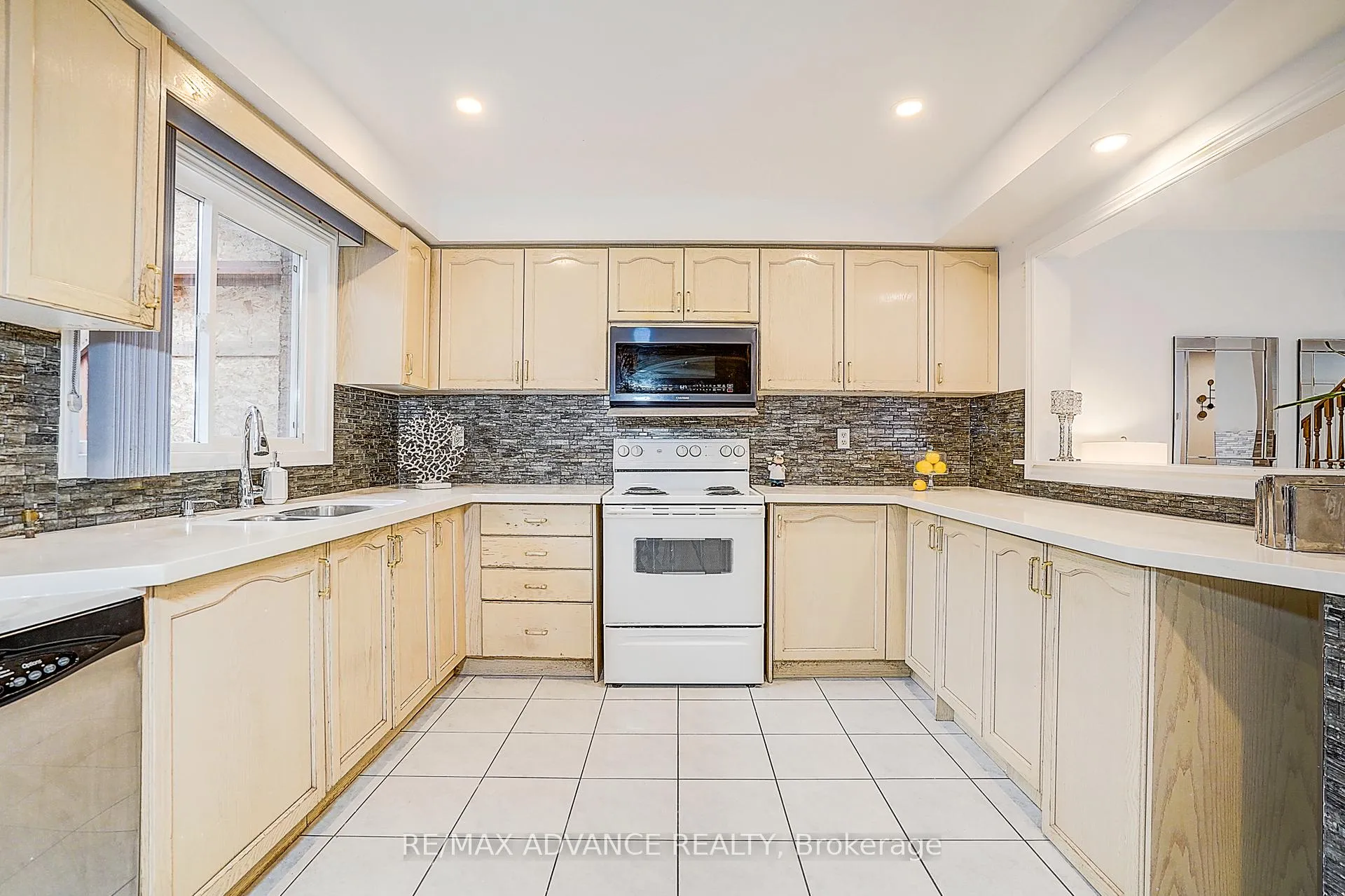 Photo 17 of 140 Vanguard Road, Vaughan, Patterson — HOMEH