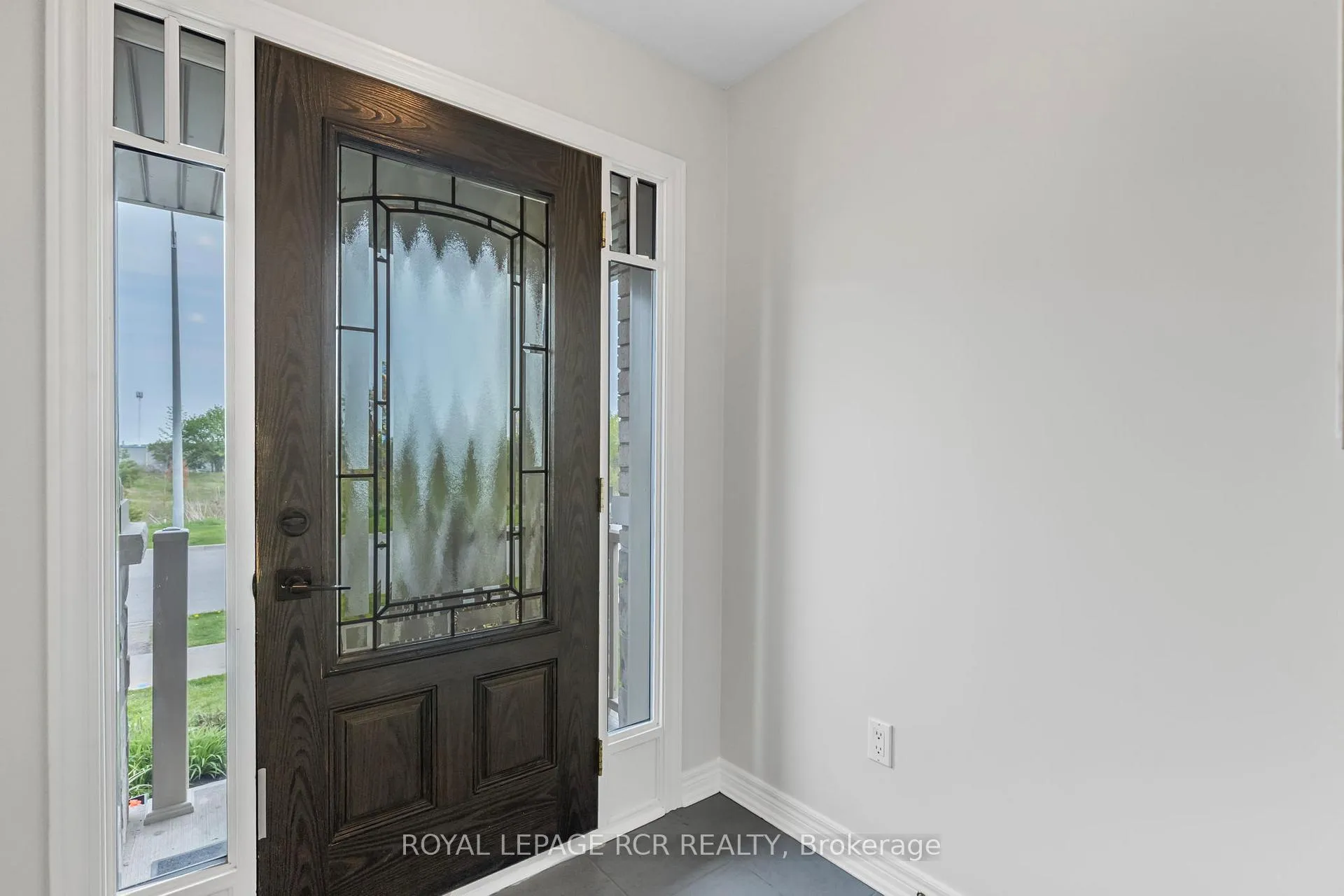 Photo 4 of 75 Winterton Court, Orangeville — HOMEH