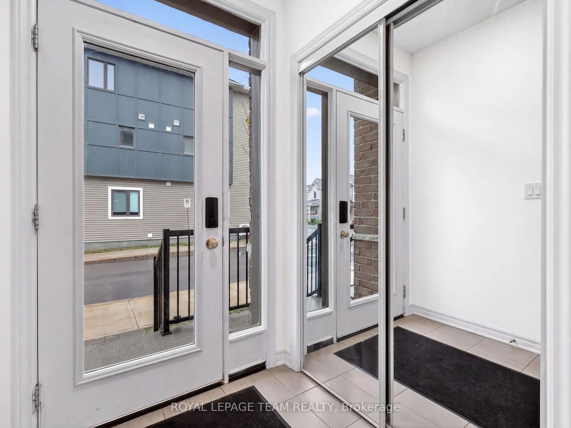 Photo 3 of 105 Walleye Private, Ottawa, Barrhaven - Half Moon Bay — HOMEH