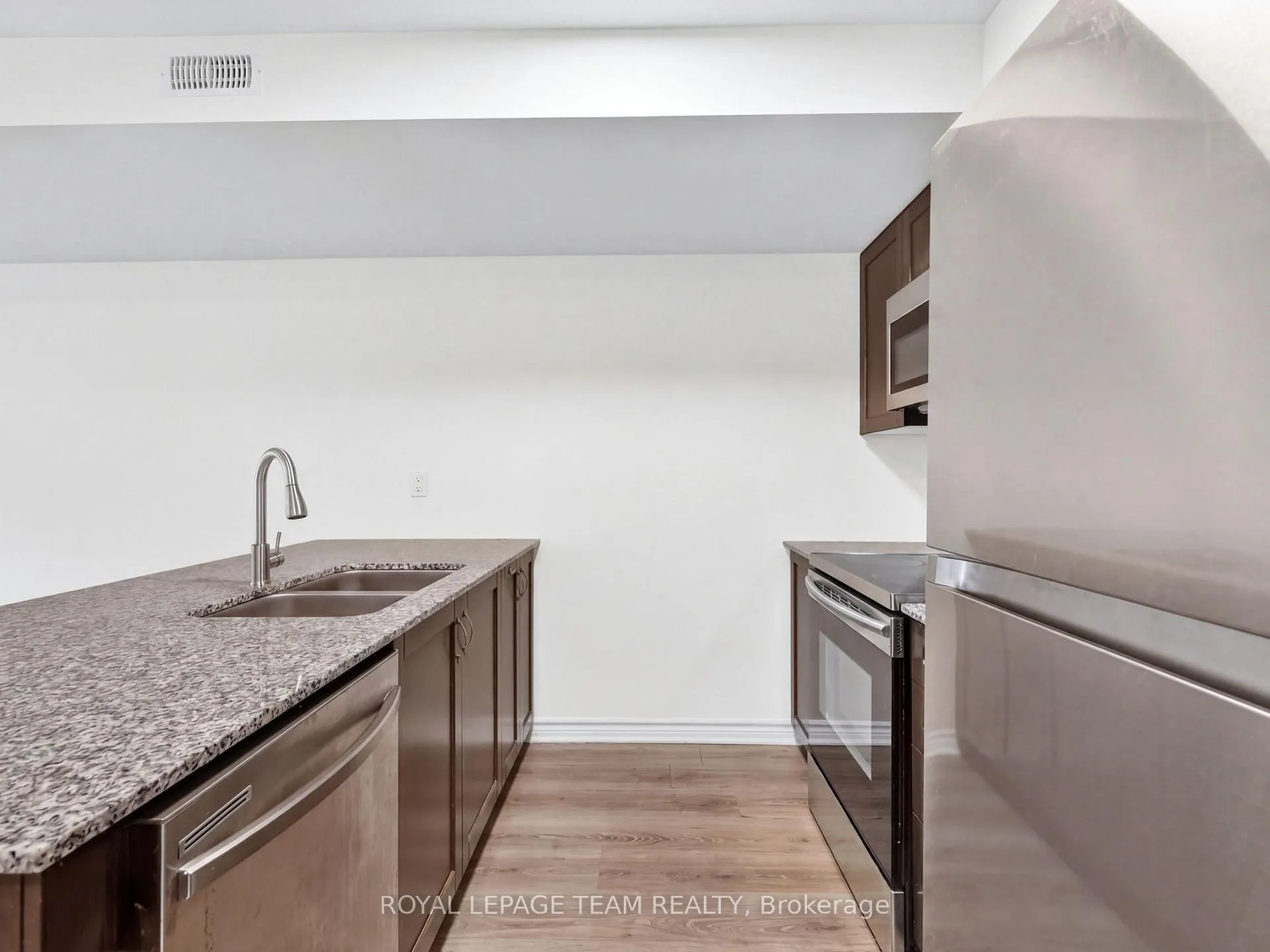 Photo 9 of 105 Walleye Private, Ottawa, Barrhaven - Half Moon Bay — HOMEH