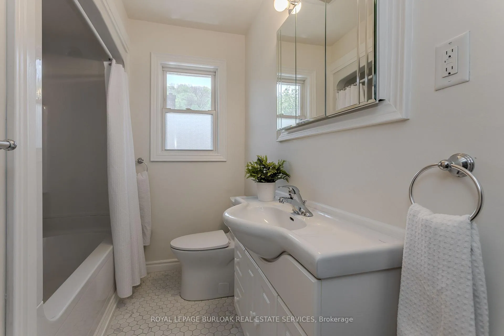 Photo 16 of 2 Glenbarr Road, St. Catharines, Glendale/Glenridge — HOMEH