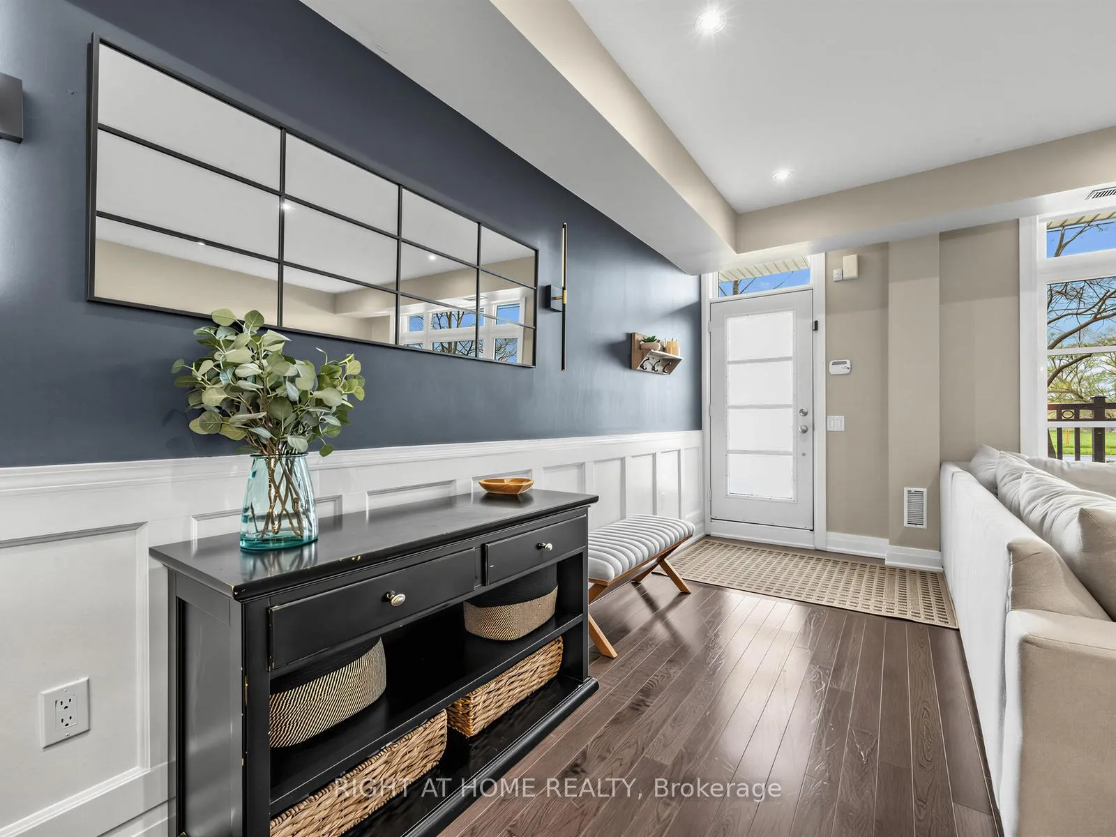 Photo 4 of Unit 61, 8177 Kipling Avenue, Vaughan, West Woodbridge — HOMEH
