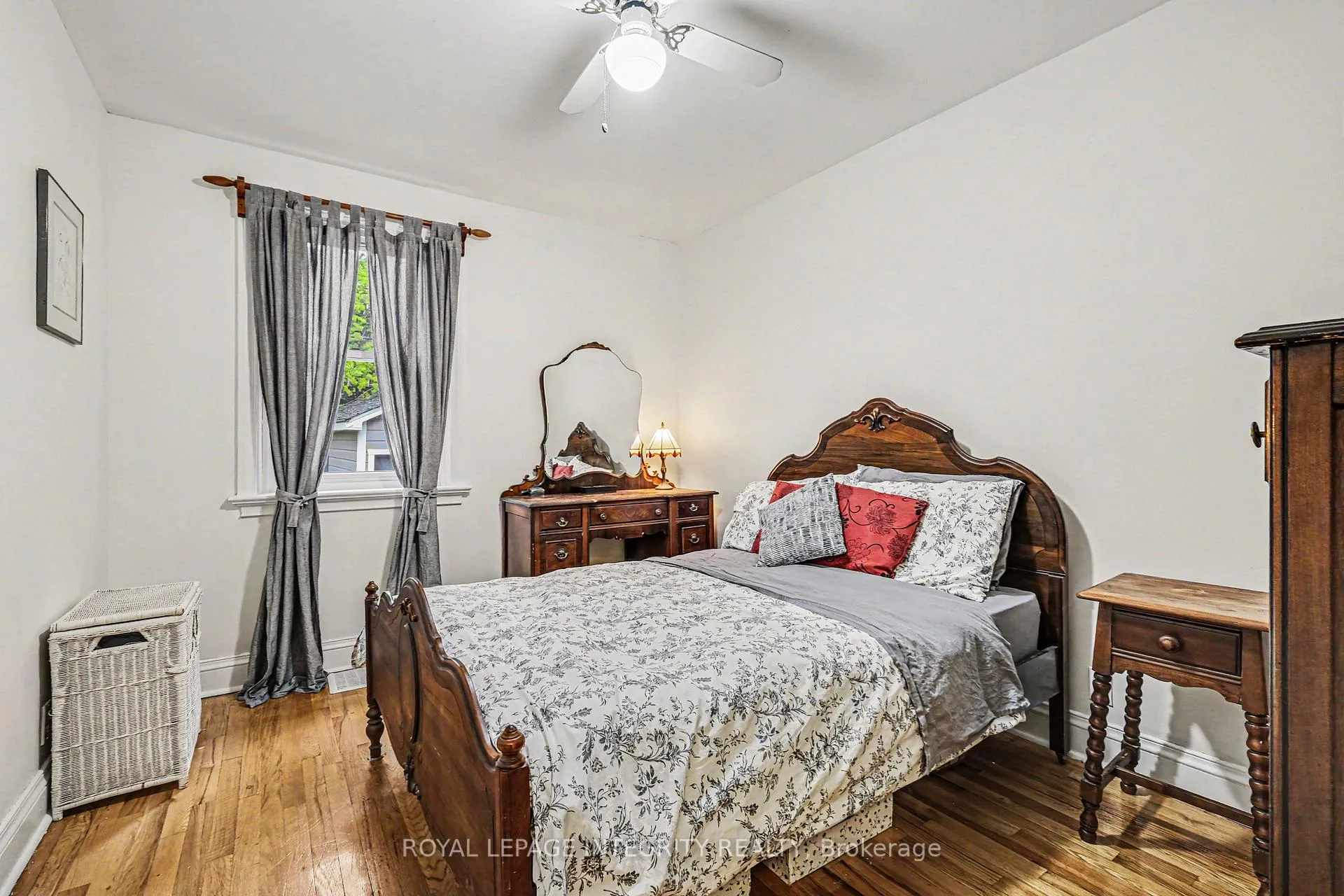 Photo 13 of 15 Beverley Avenue, Ottawa, Hintonburg — HOMEH