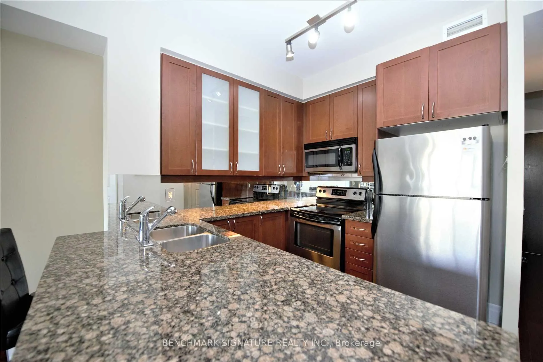 Photo 3 of Unit 302D, 57 Upper Duke Crescent, Markham, Unionville — HOMEH