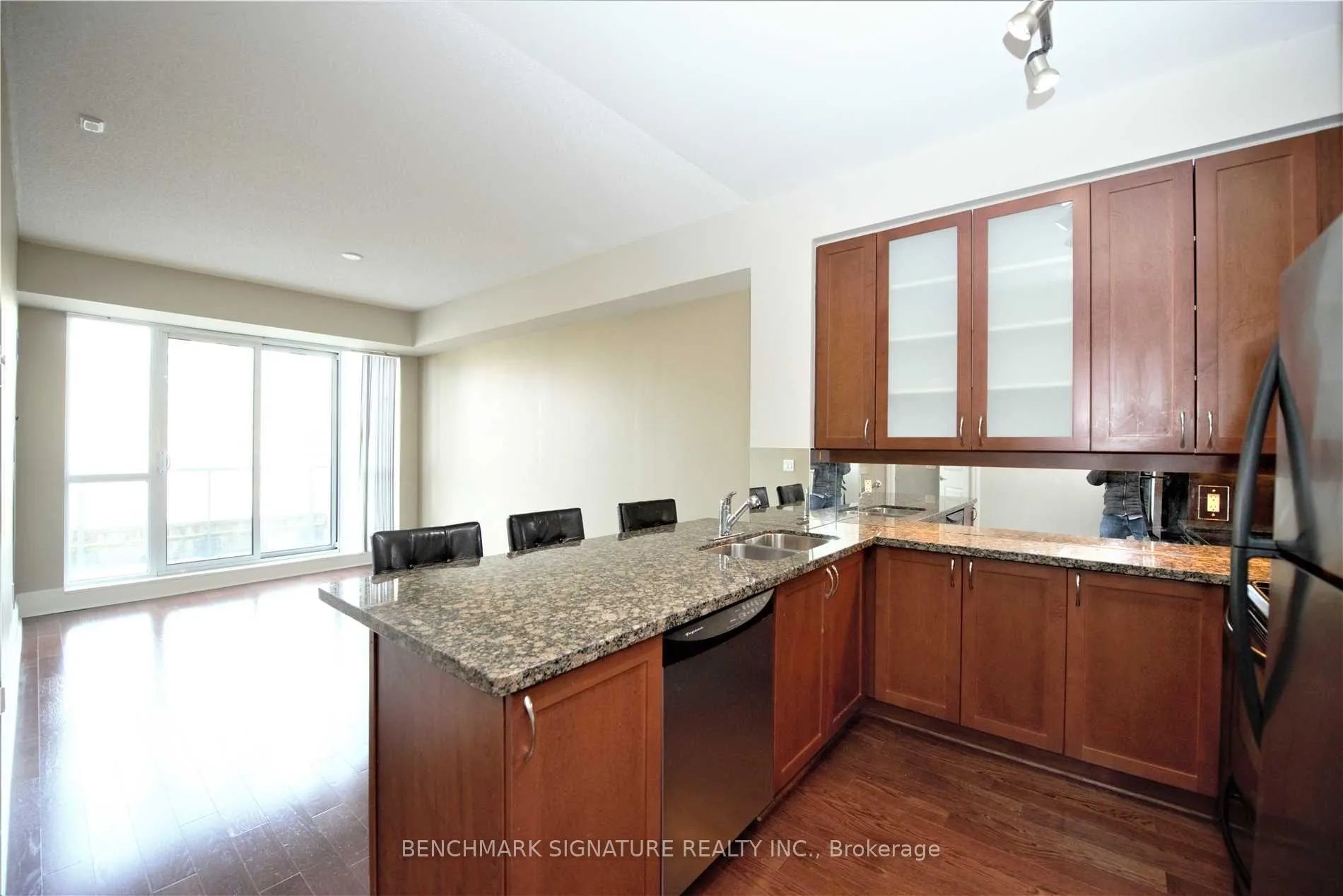 Photo 4 of Unit 302D, 57 Upper Duke Crescent, Markham, Unionville — HOMEH