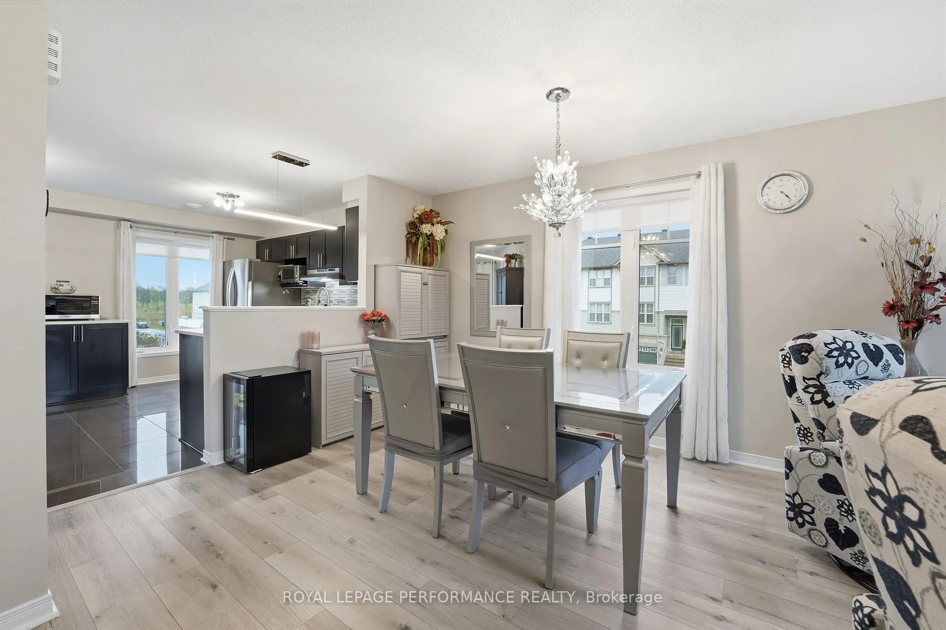 Photo 4 of 302 Galston, Ottawa, Mer Bleue/Bradley Estates/Anderson Park — HOMEH