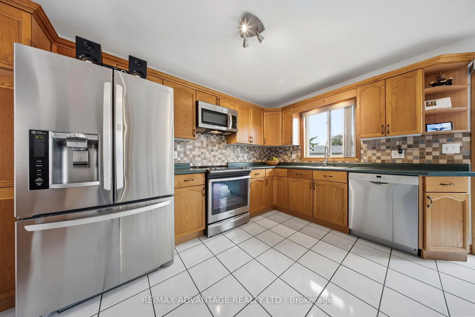 Photo 14 of 1978 Fuller Crescent, Windsor — HOMEH