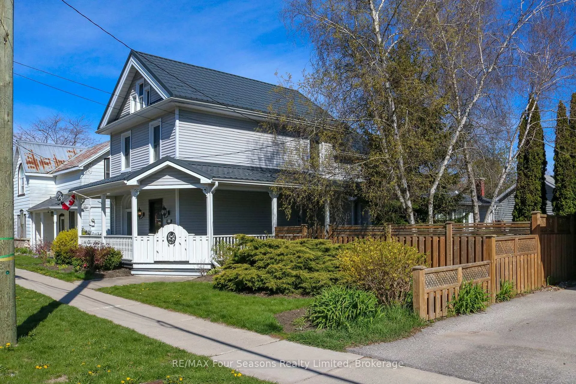 Photo 2 of 77 Fourth Street W, Collingwood — HOMEH