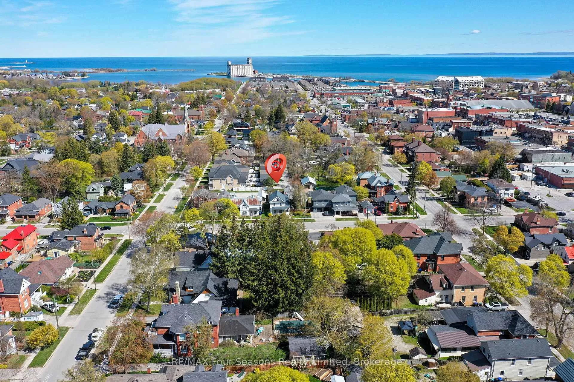 Photo 4 of 77 Fourth Street W, Collingwood — HOMEH