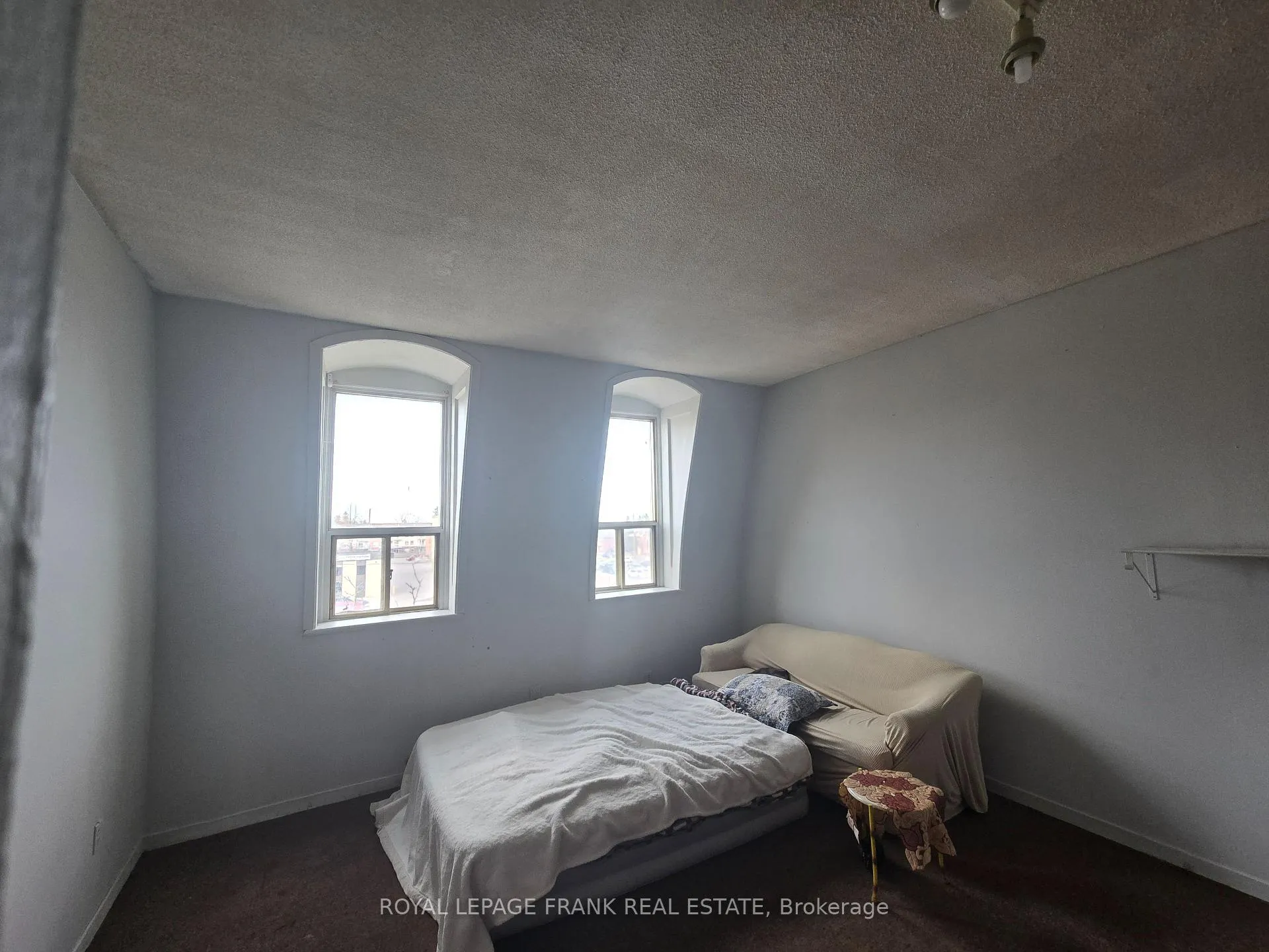 Photo 2 of Unit Apartment #5, 15 King Street E, Clarington, Bowmanville — HOMEH