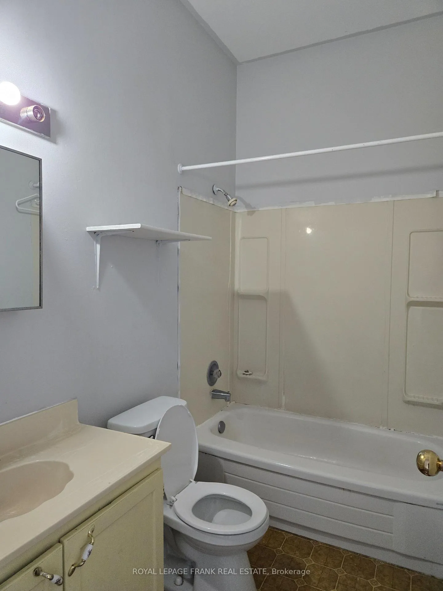 Photo 3 of Unit Apartment #5, 15 King Street E, Clarington, Bowmanville — HOMEH
